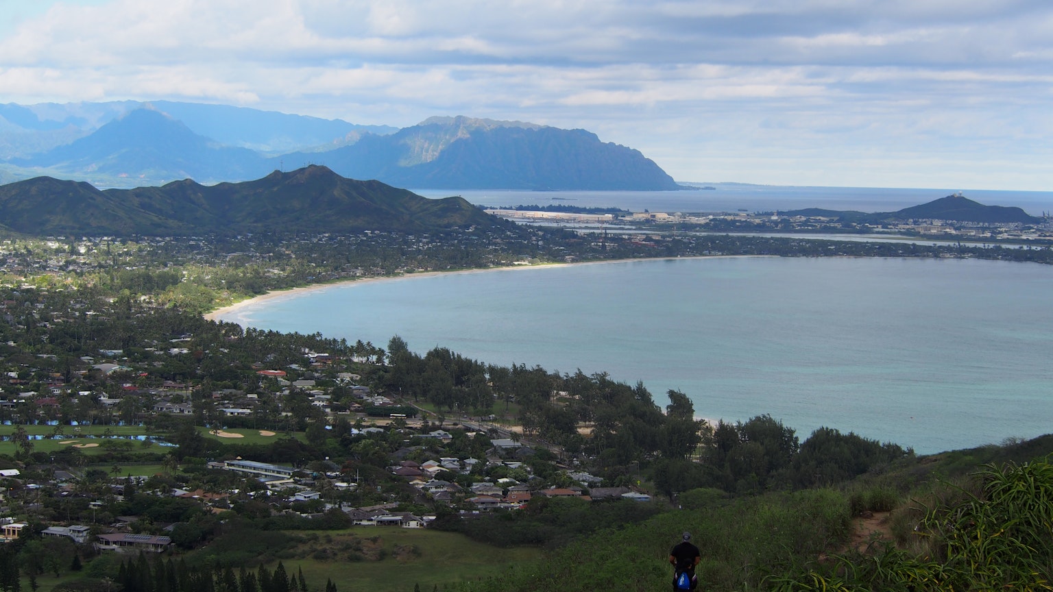 Pemandangan panorama teluk yang indah dan pegunungan di sepanjang pantai
