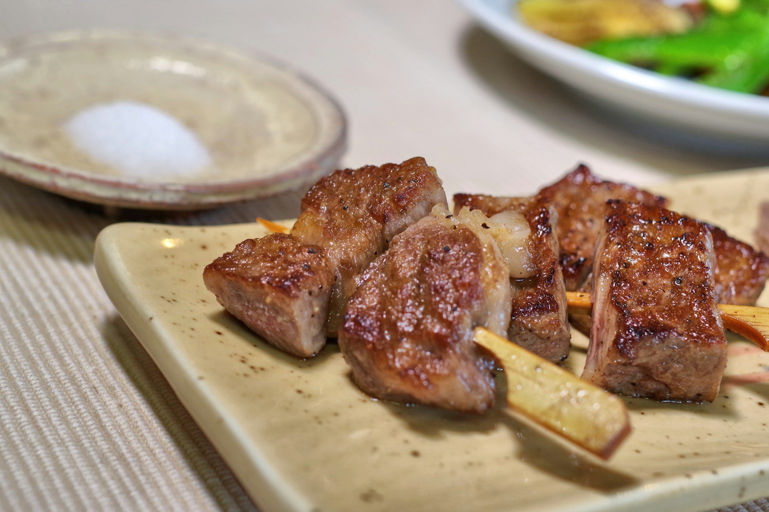 Spiedini di carne grigliati serviti su un piatto