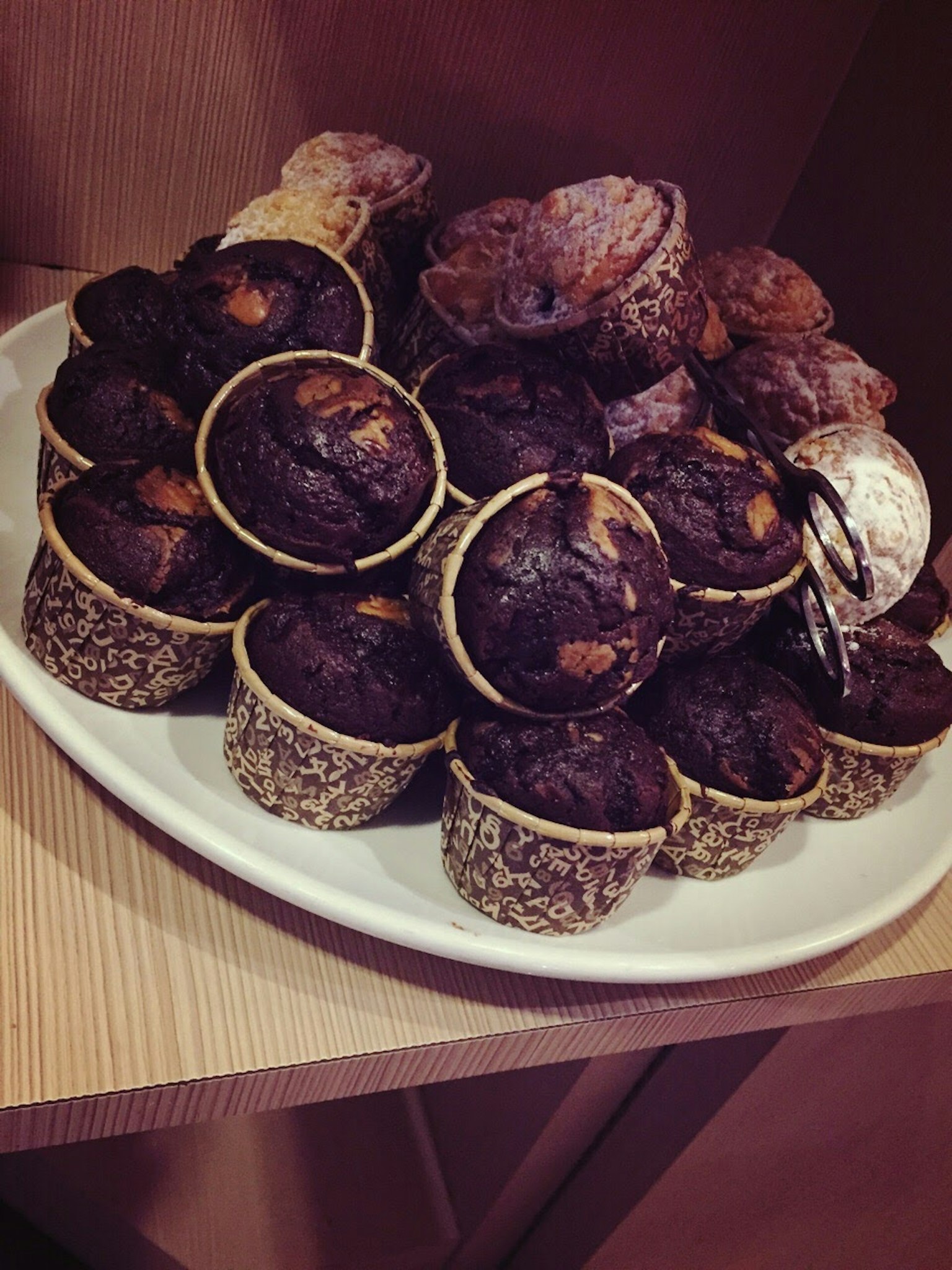 一堆深色鬆餅在白色盤子上