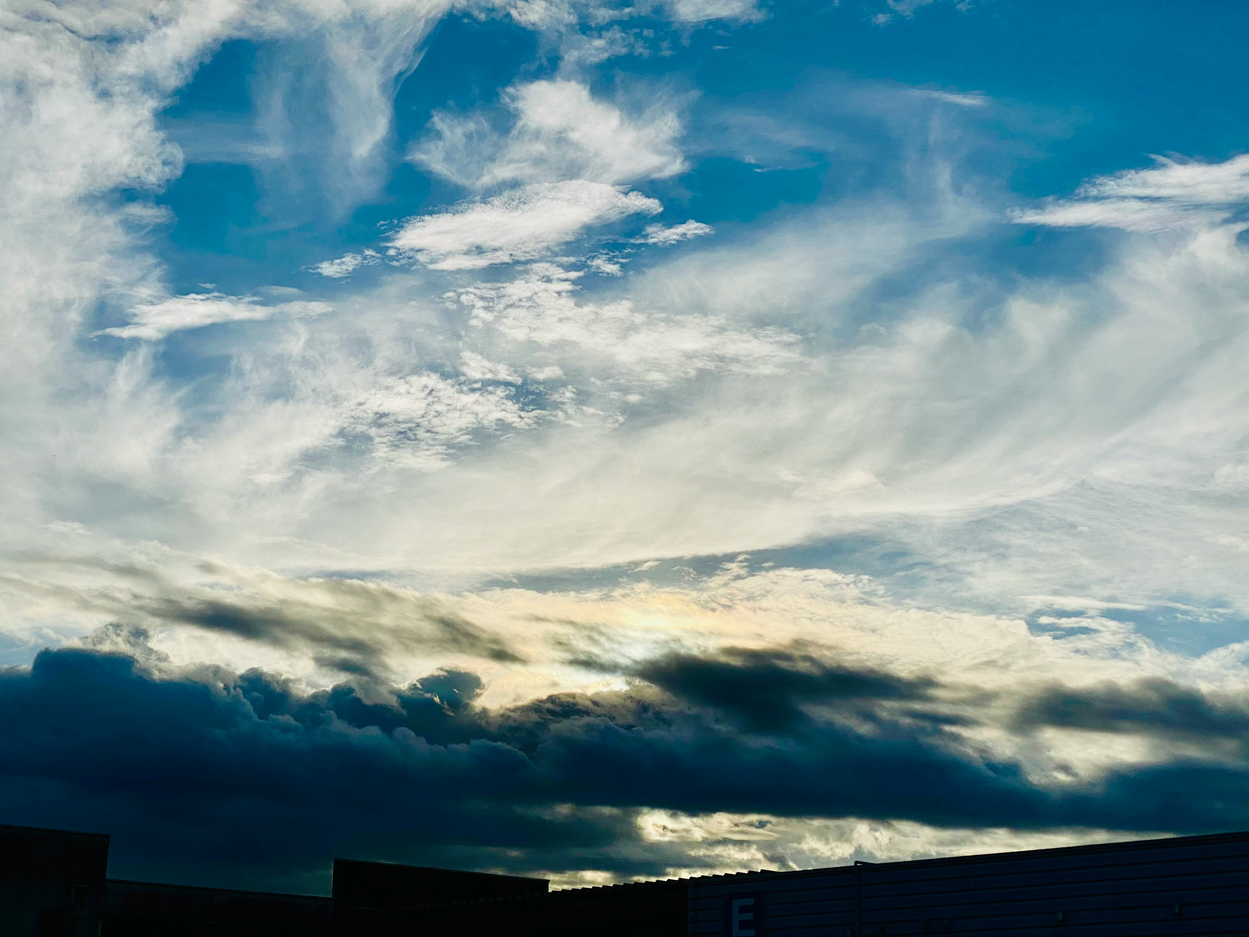 雨上がりの夕方に広がる雲の空
