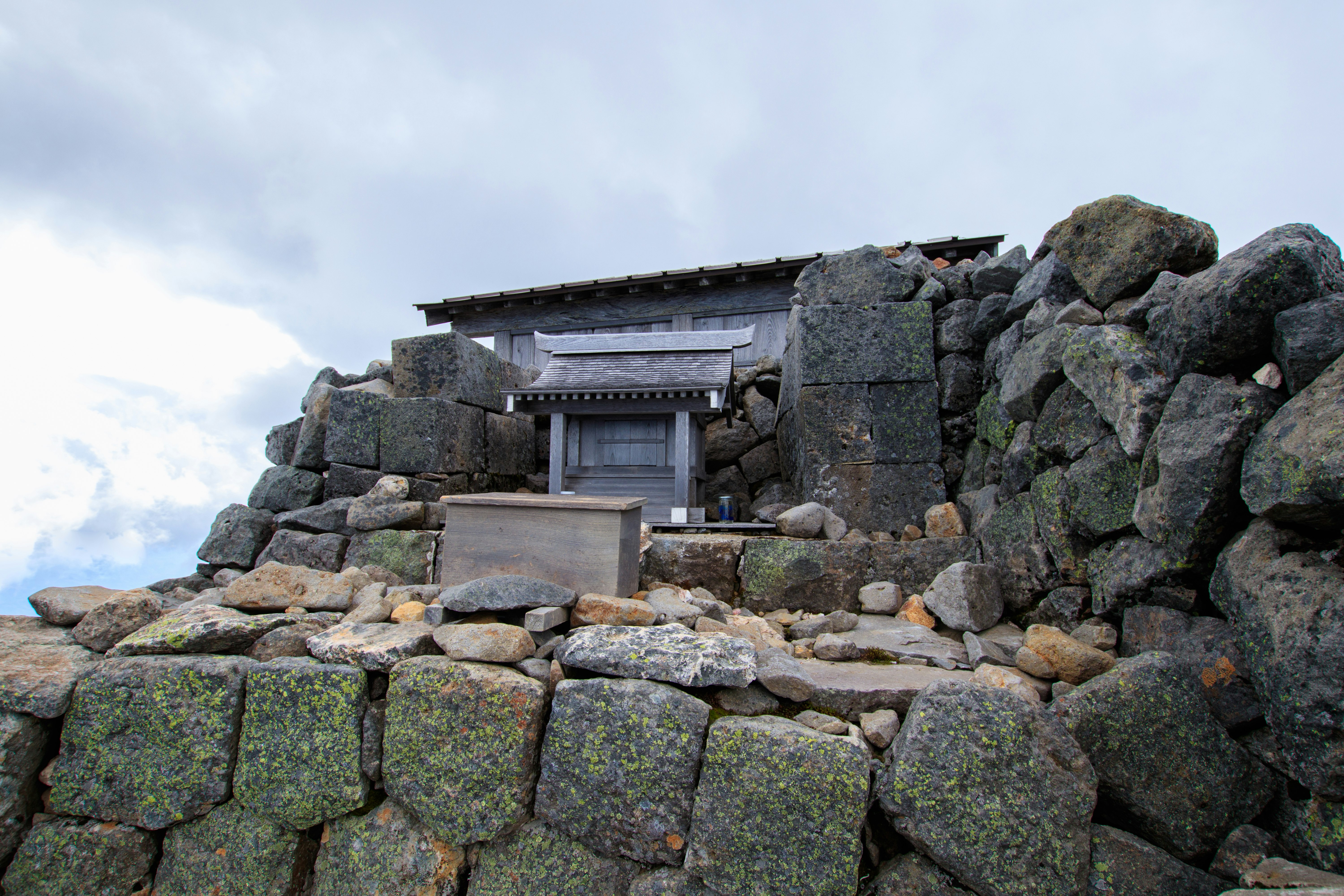 石垣と門がある山城の入口