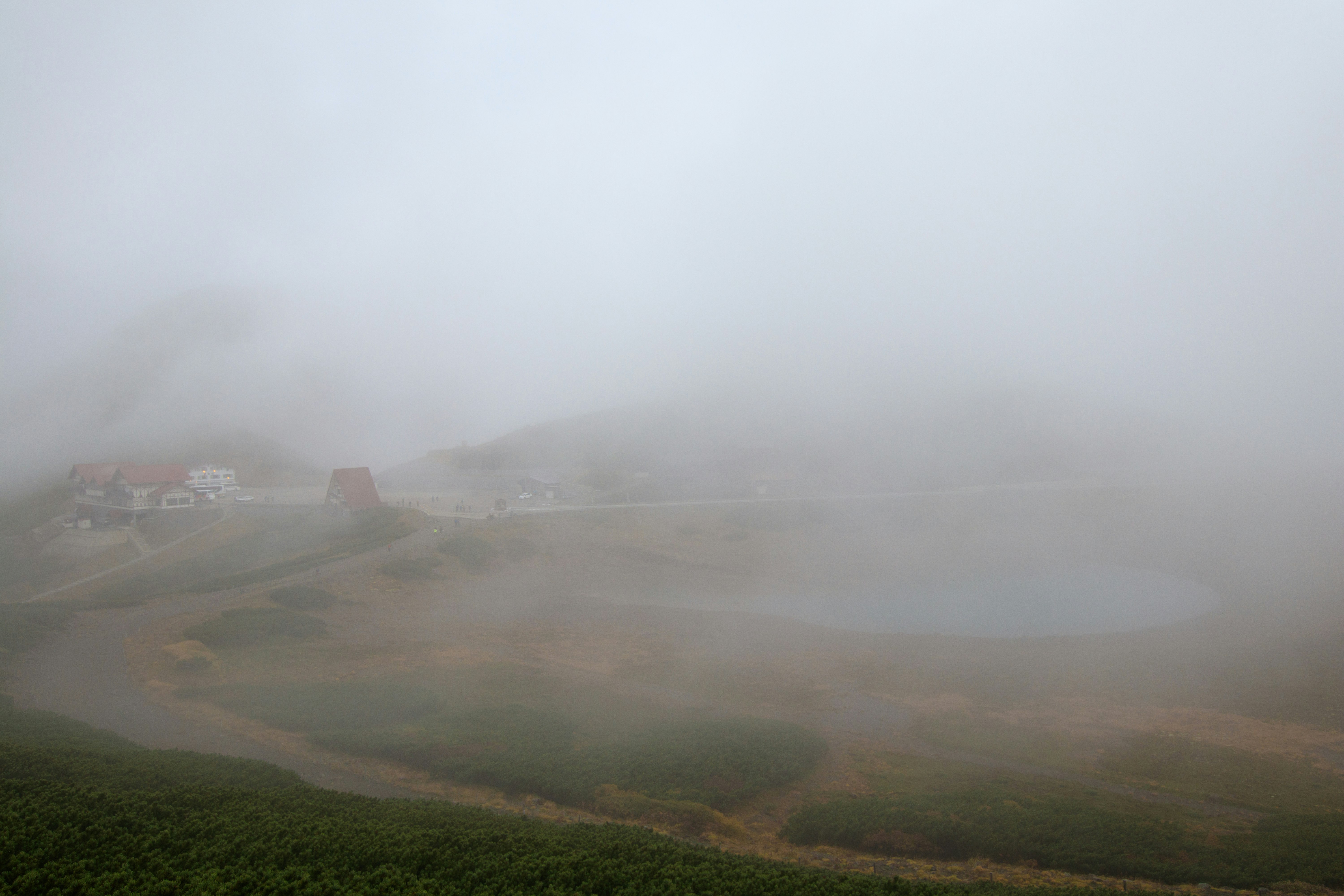 霧に包まれた丘陵の風景