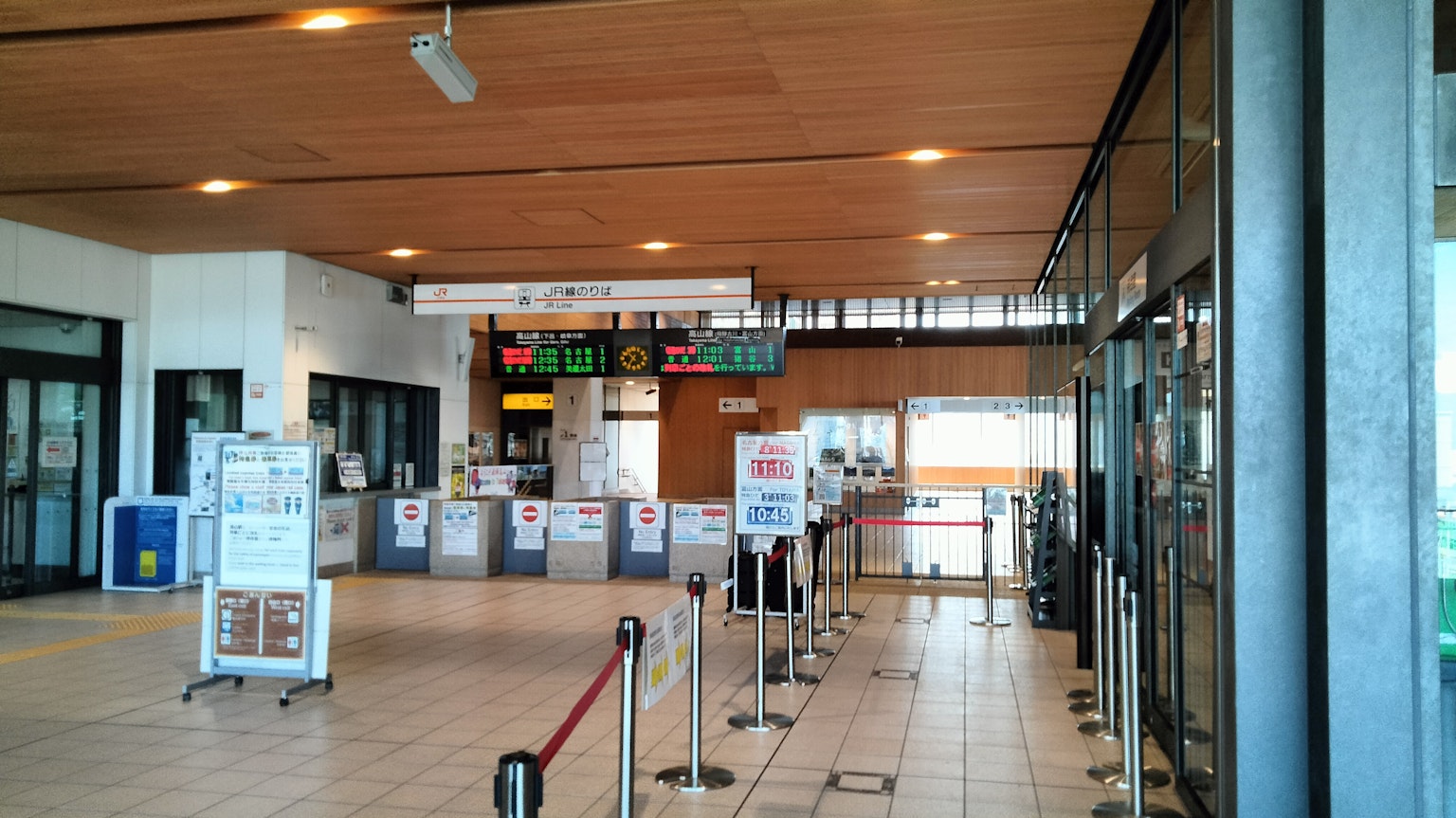 ภายในสถานีรถไฟสว่างมีเคาน์เตอร์จำหน่ายตั๋วและป้ายข้อมูล