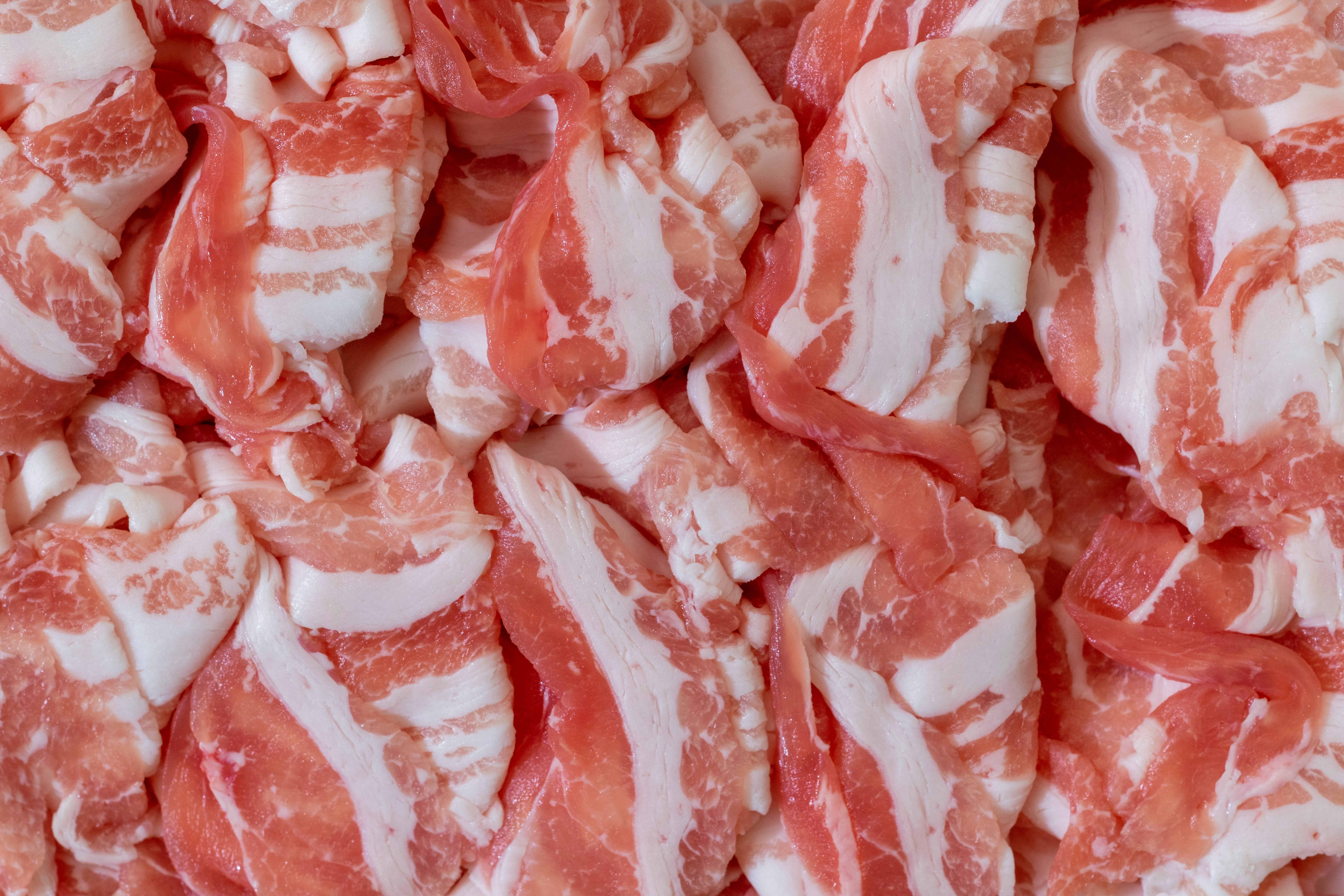 豚バラ肉のスライスと脂身の層が見える食材