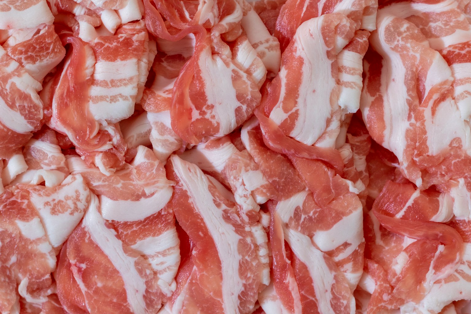 Frische Scheiben von Schweinefleisch übereinander