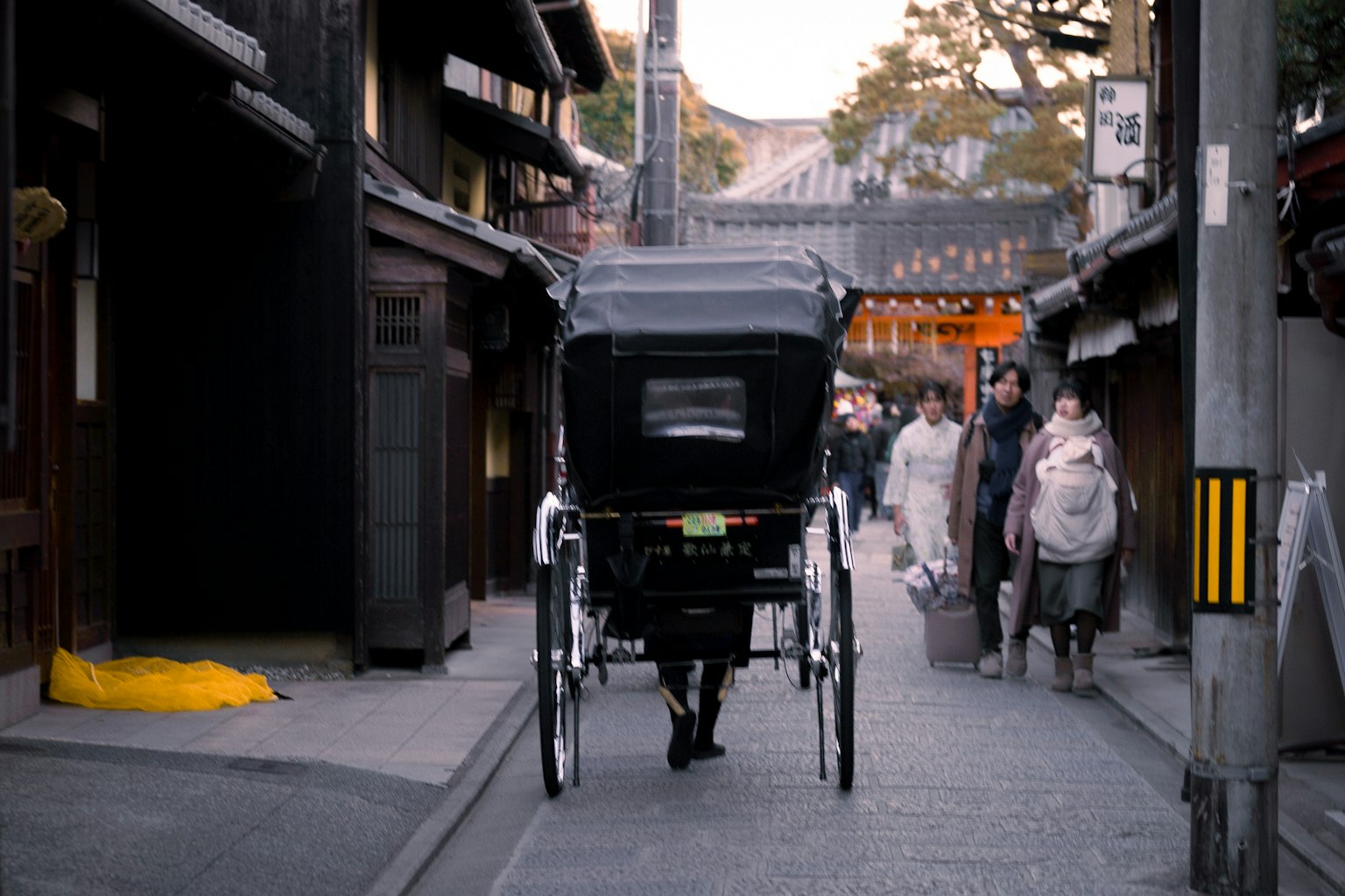Rickshaw pasando por una calle antigua con personas