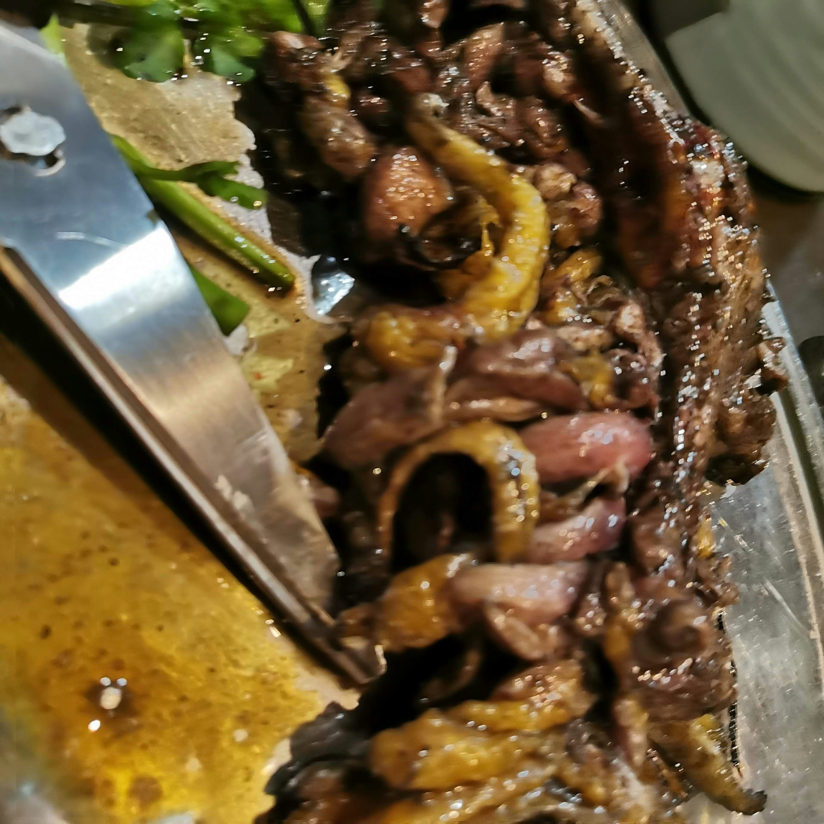 masakan di atas hot plate dengan daging dan sayur yang mendesis