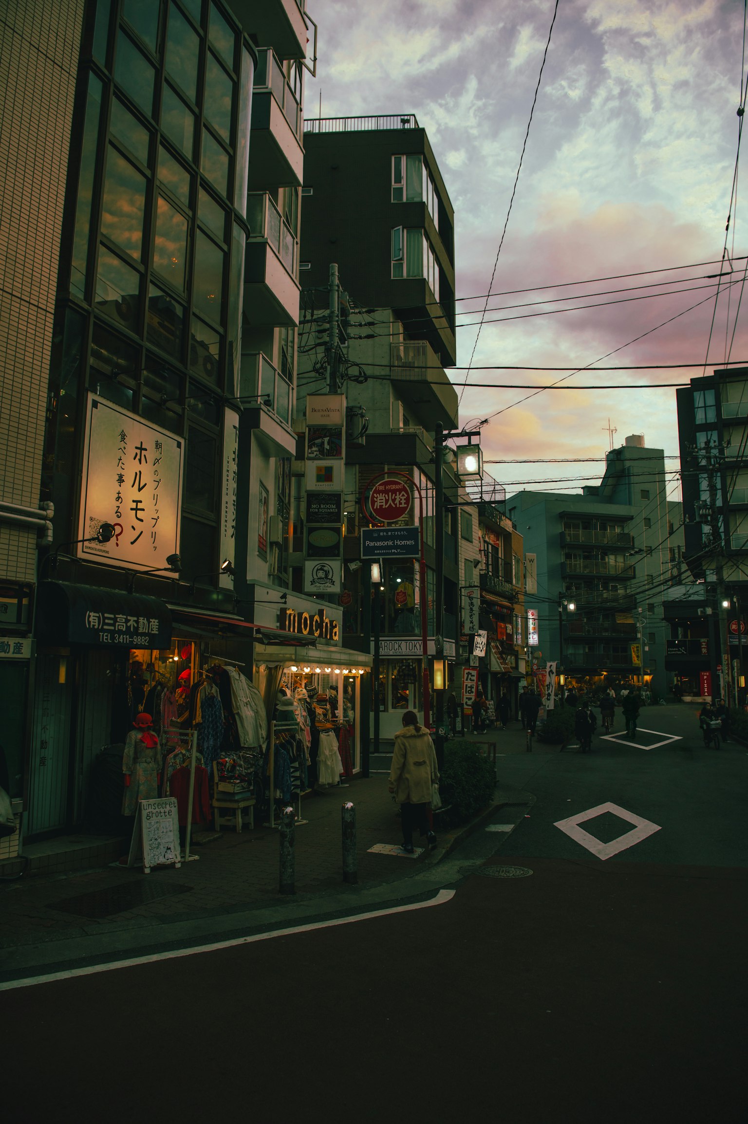 黃昏時的城市景觀 街道上有商店和標誌