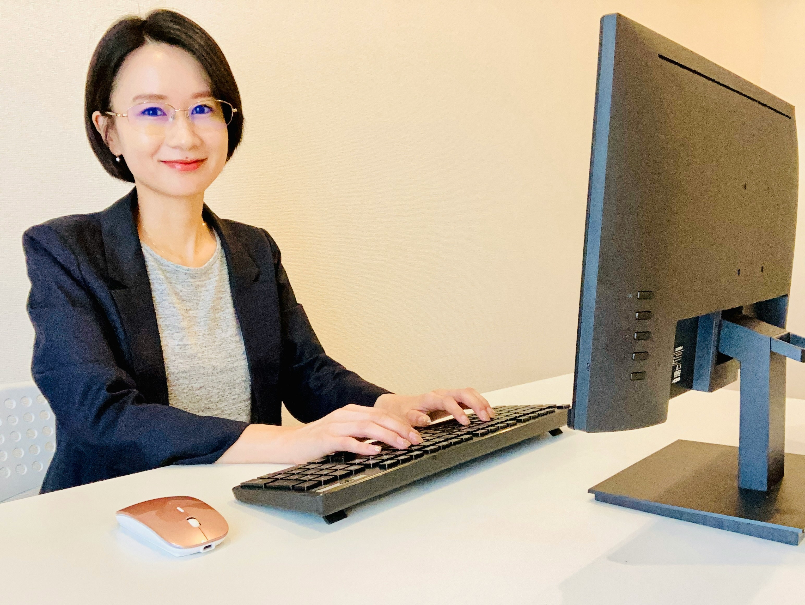 辦公桌前使用鍵盤的女性