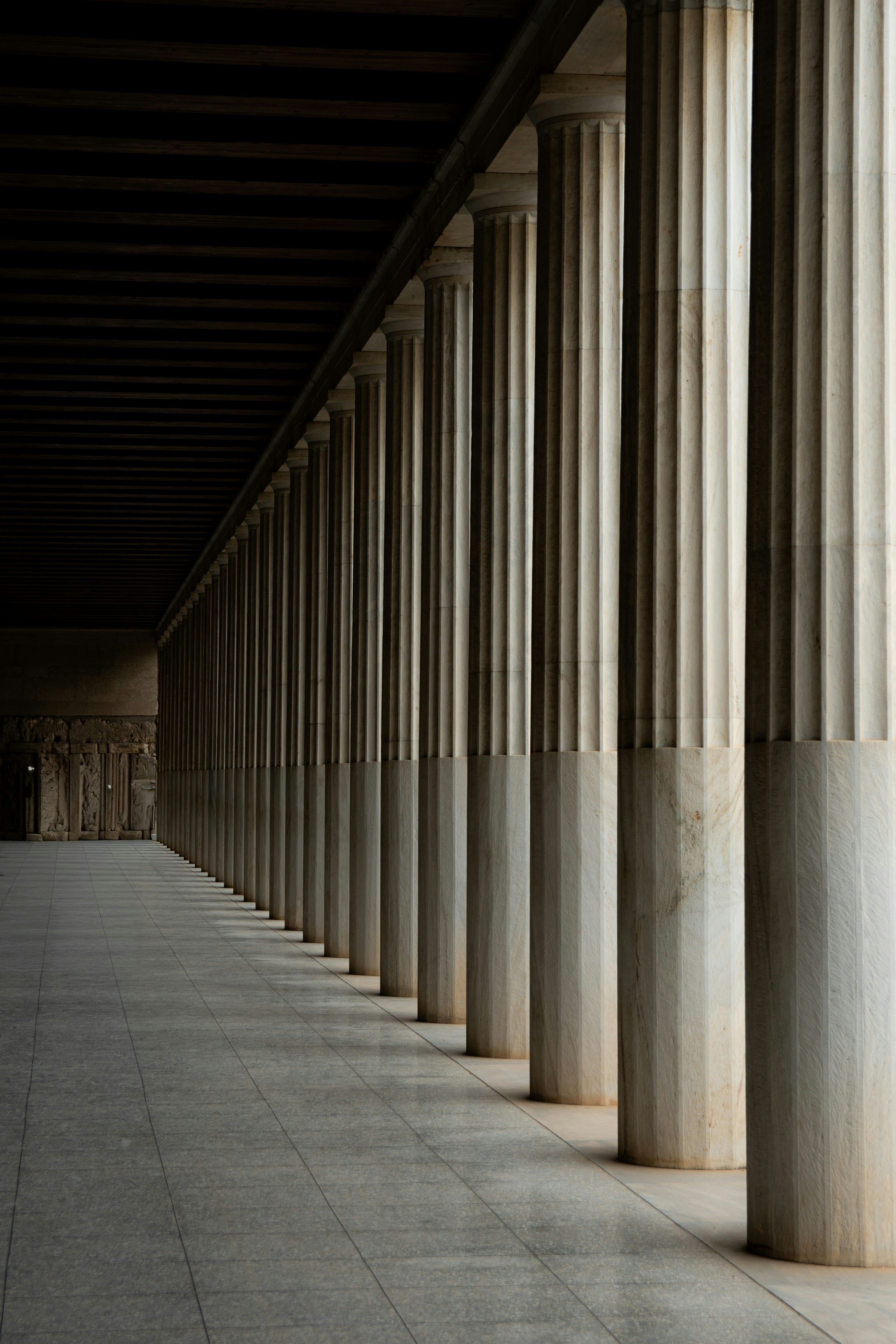 long couloir à colonnade avec des colonnes répétées