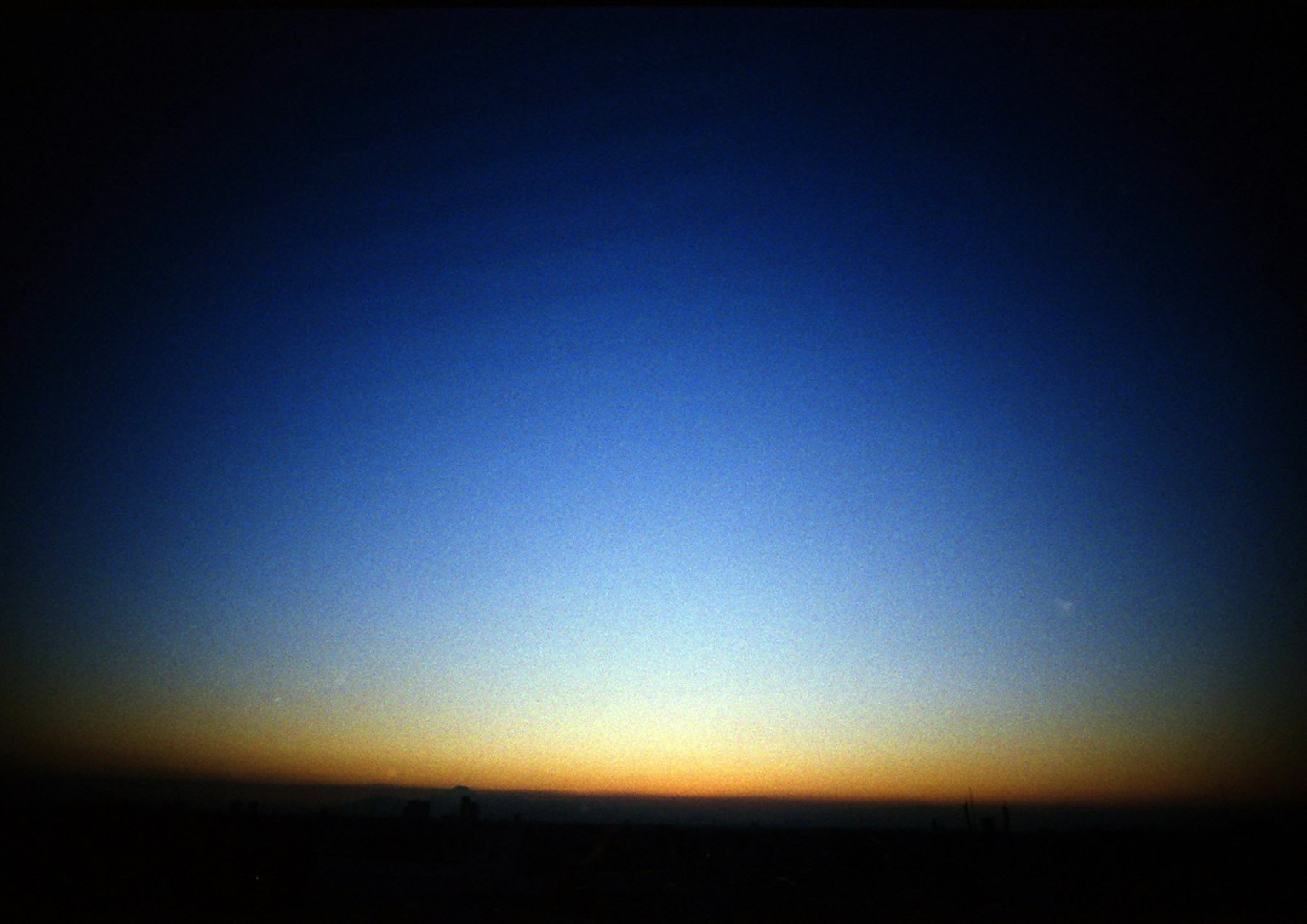 Ein Farbverlauf aus Blau und Orange im Abendhimmel