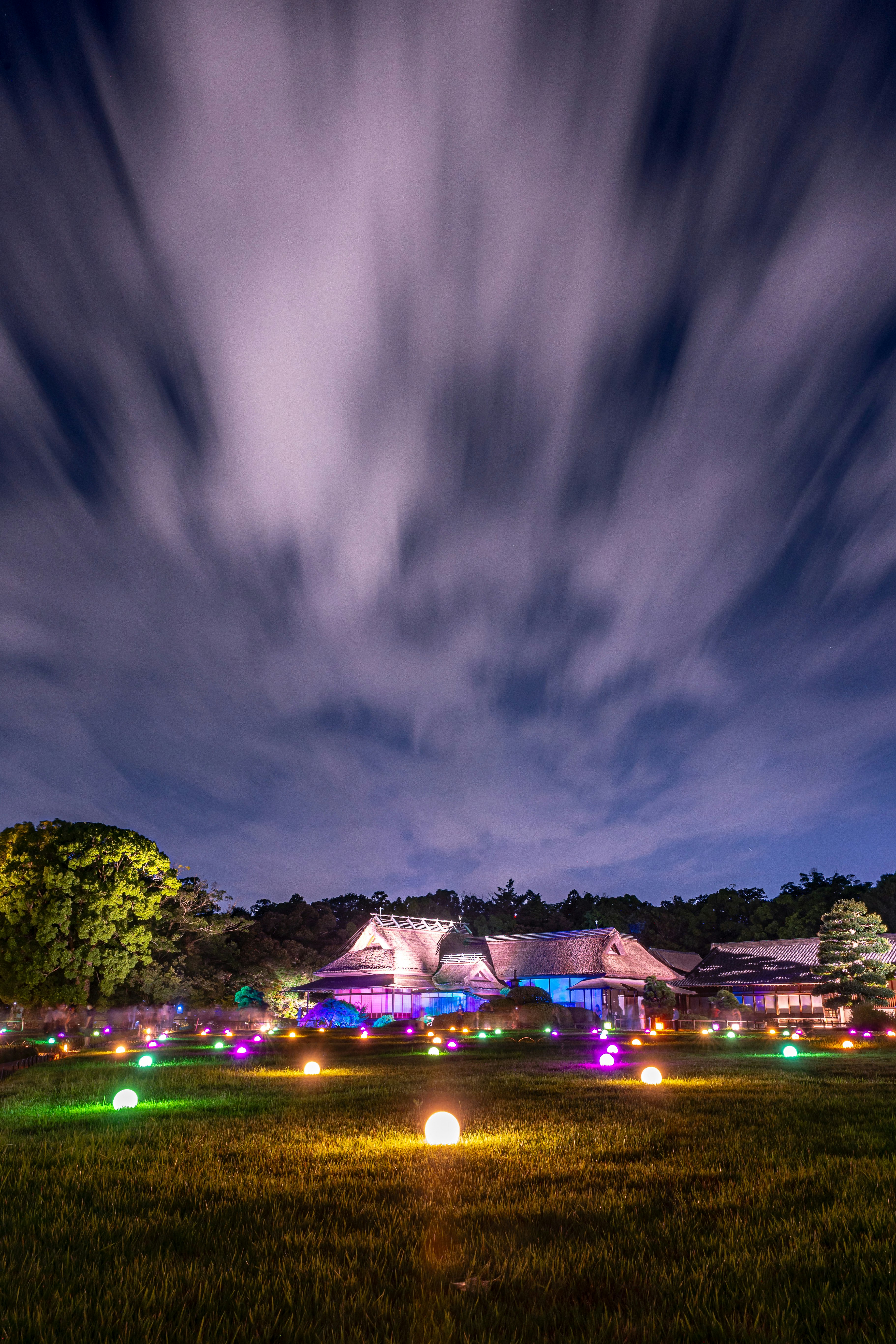後楽園の庭園でライトアップされた建物と花壇の光