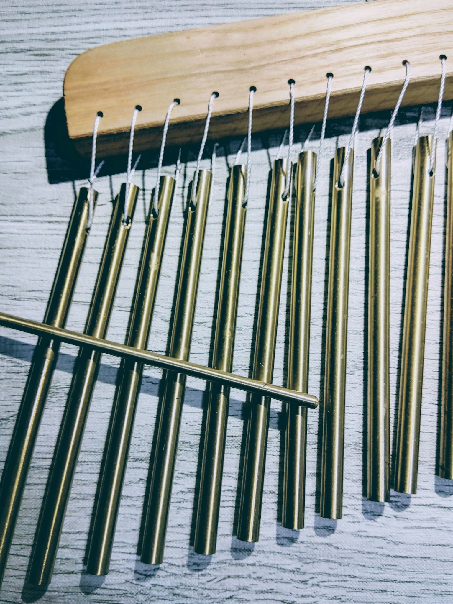 Ein Musikinstrument mit Metallstäben, die auf einem Holzrahmen angeordnet sind