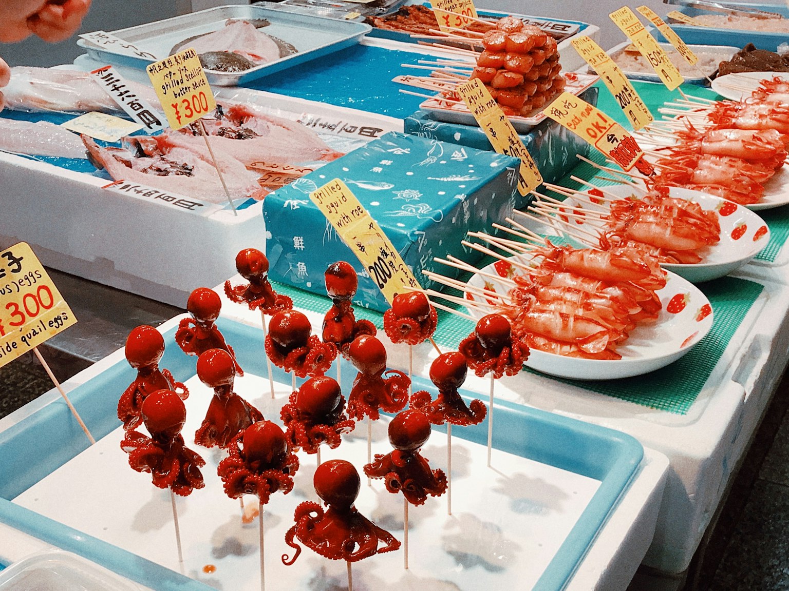 色彩鮮艷的章魚球串在食品攤位展示