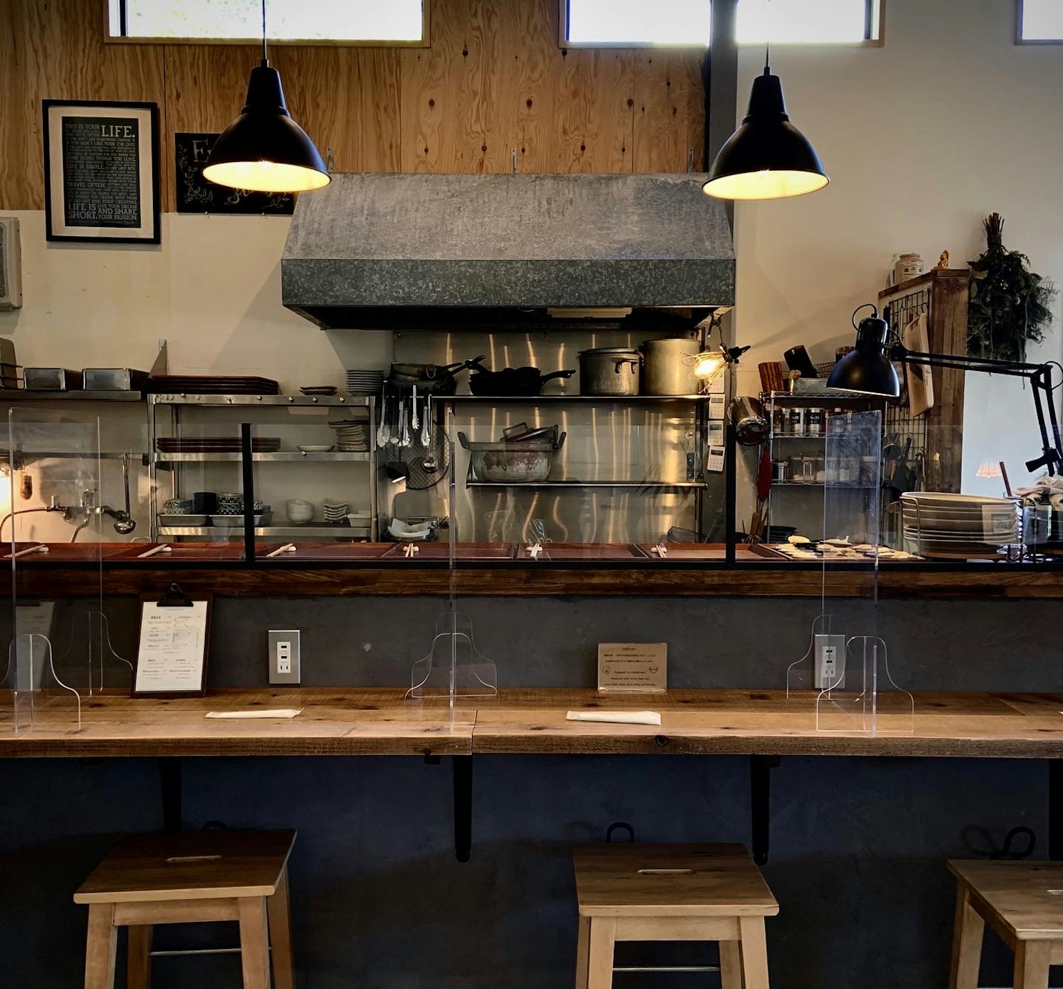 Design intérieur d'un café avec des séparateurs transparents au comptoir