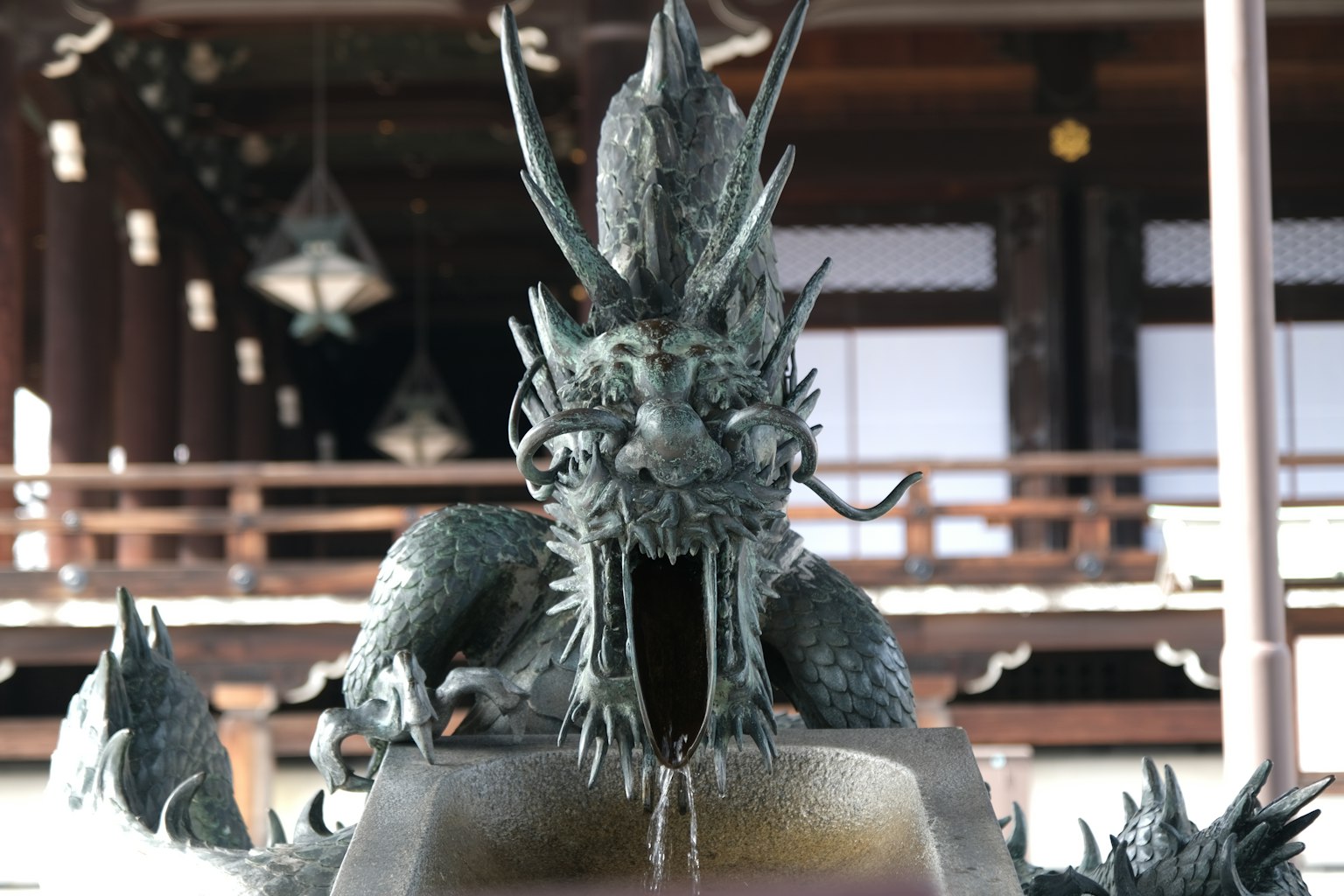Eine schöne Bronzeskulptur eines Drachen, der Wasser aus einem Brunnen gießt