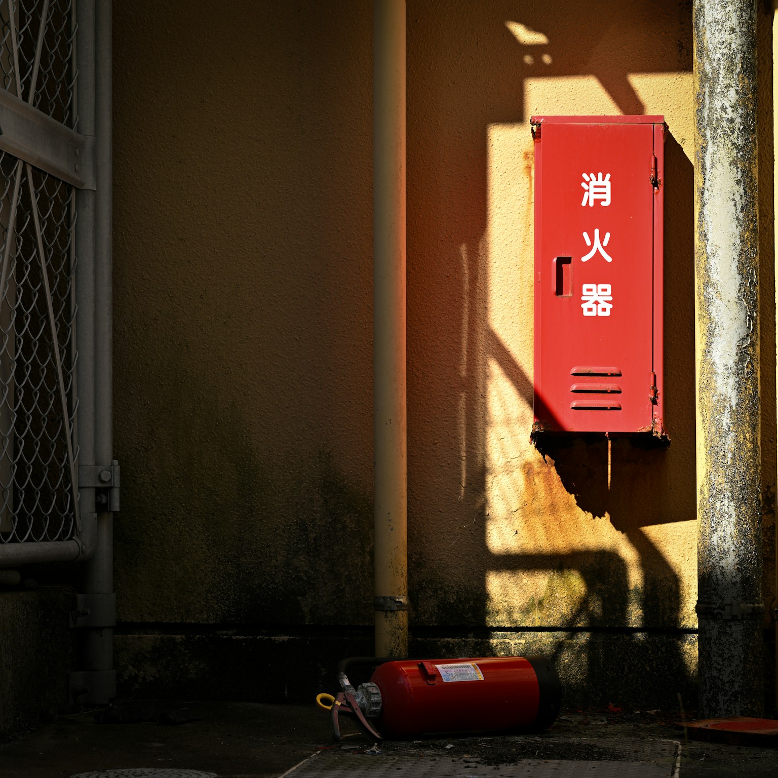 Un extincteur rouge monté sur un mur
