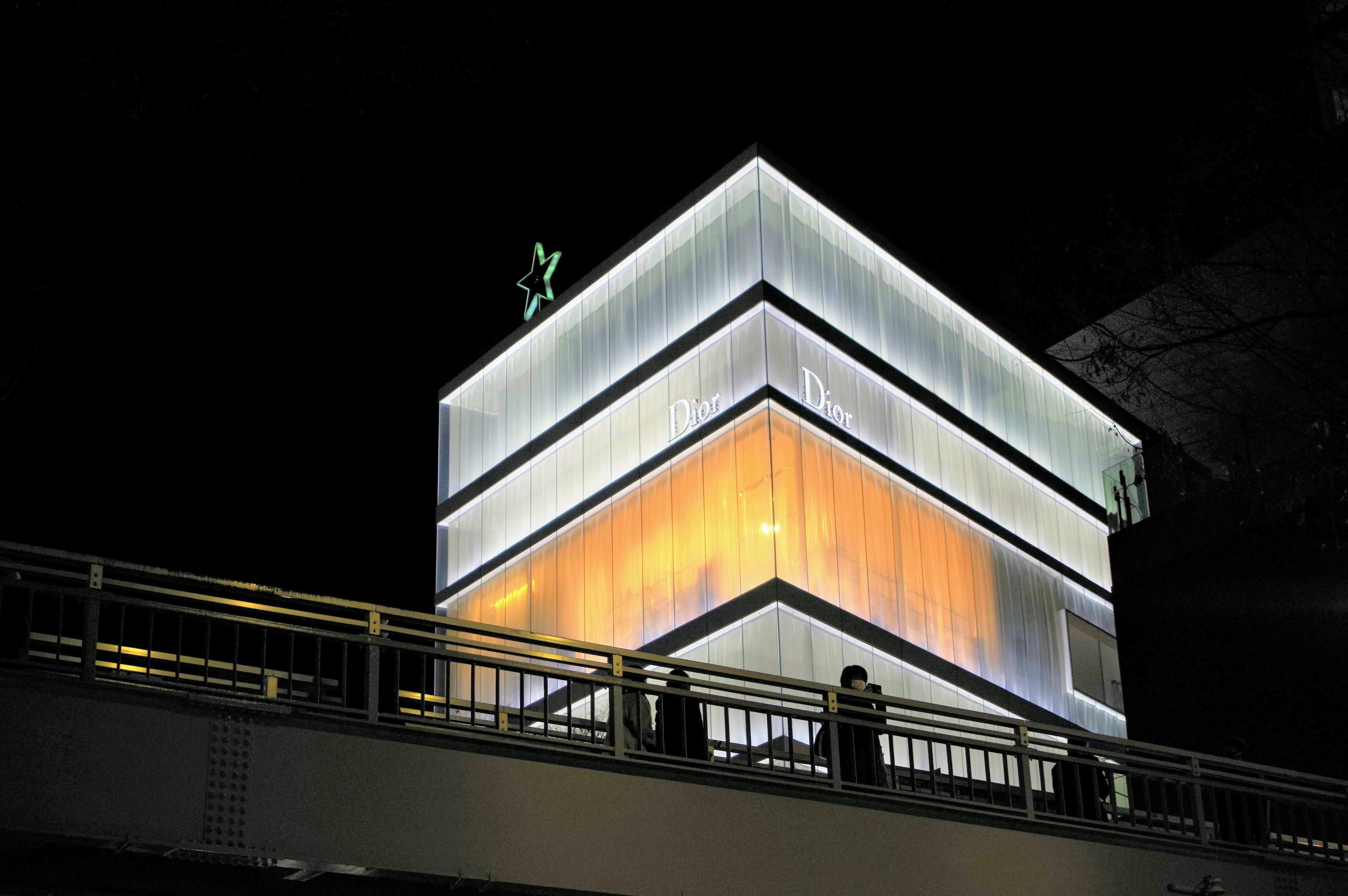 冬夜燈光照亮的建築外立面