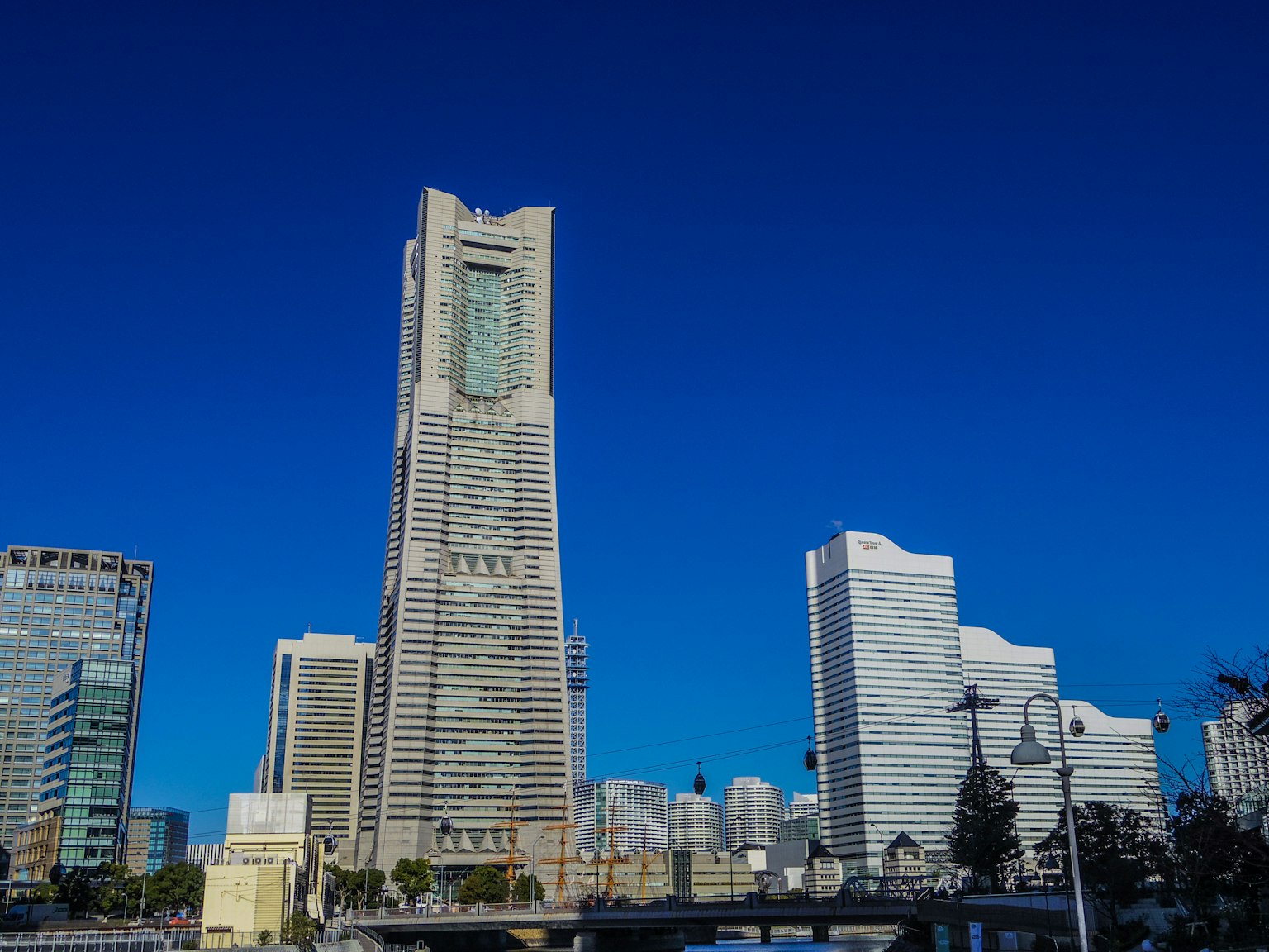 横滨地标大厦与现代摩天大楼在晴朗的蓝天下