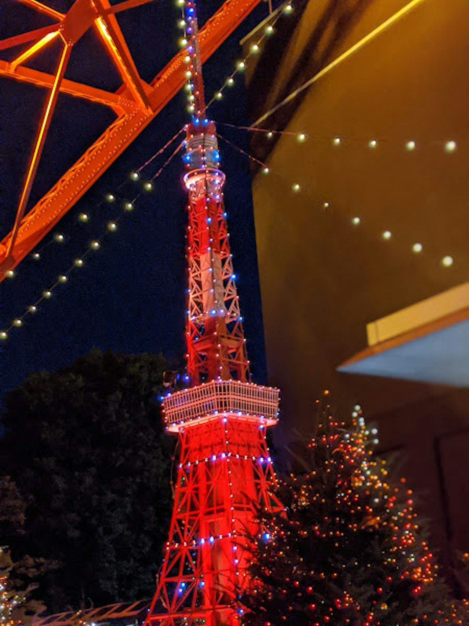 Tokyo Tower illuminata di notte con luci festive