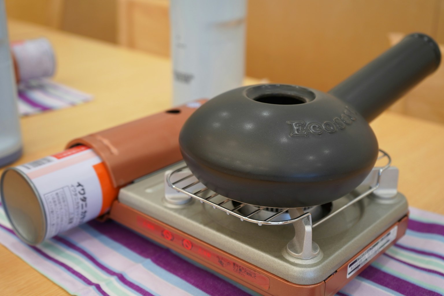 Küchengeräte und eine Dose auf einem Tisch
