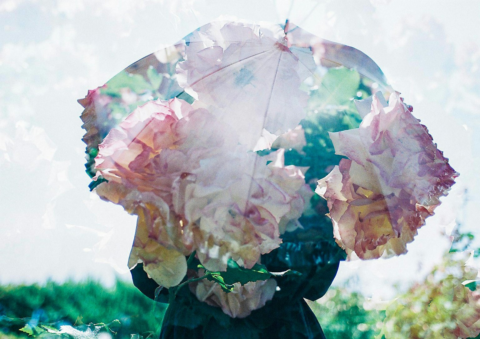 Silhouette einer Person mit einem lebhaften Blumenregenschirm vor einem sanften Hintergrund