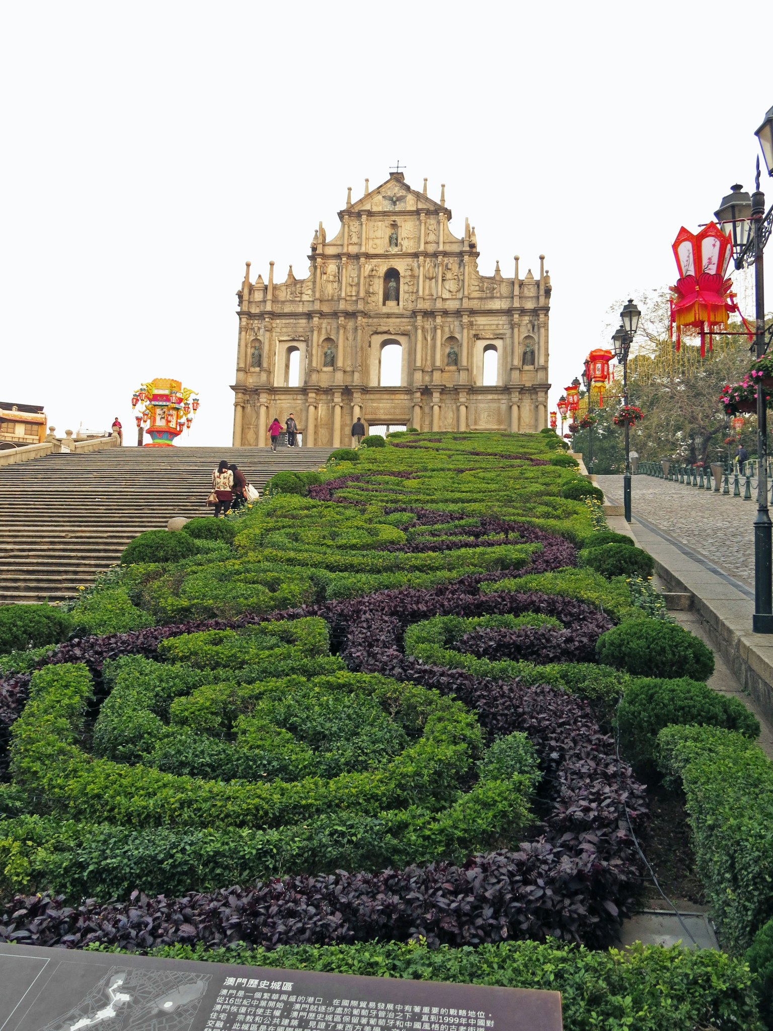 Ruinen der St. Pauls Kathedrale in Macau mit kunstvollem Garten