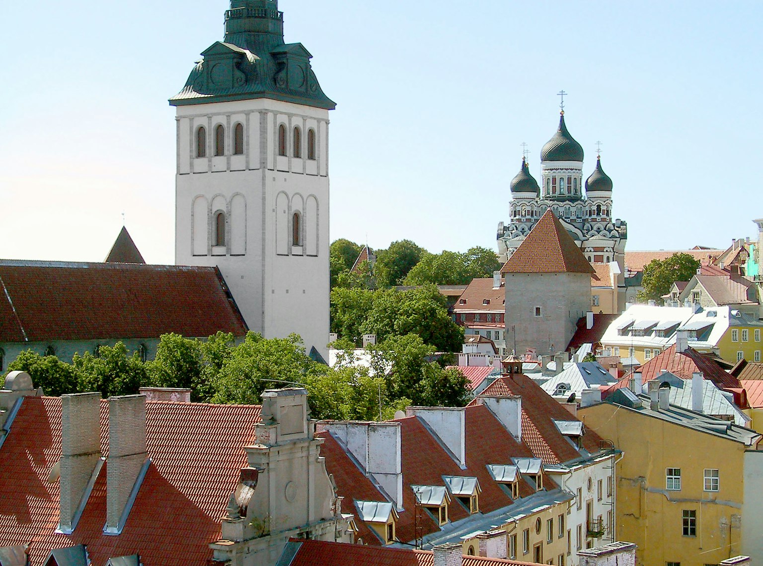Paisaje histórico de Tallin con torres de iglesia