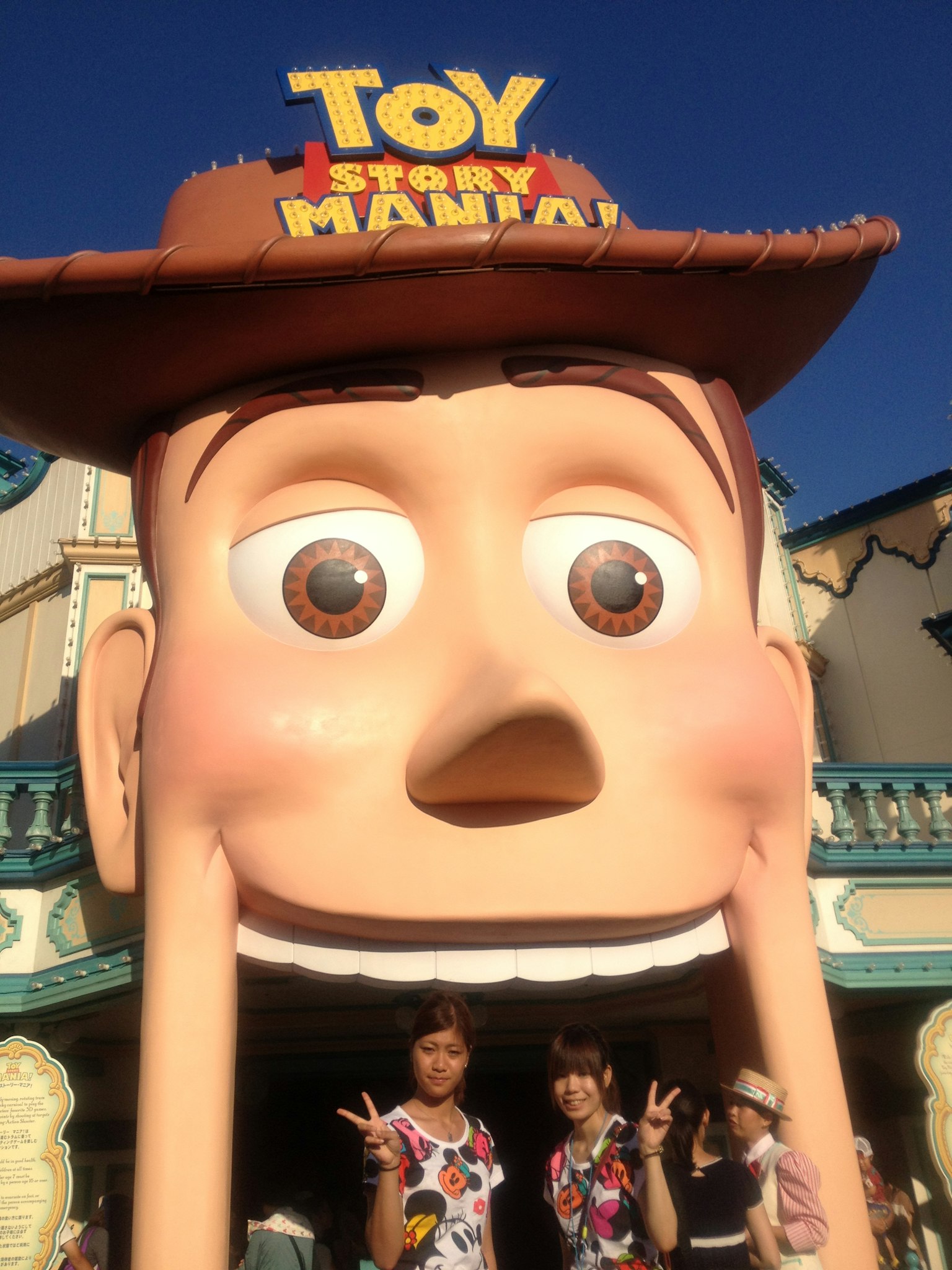 ทางเข้าแหล่งท่องเที่ยว Toy Story ที่มีใบหน้าขนาดใหญ่ของ Woody