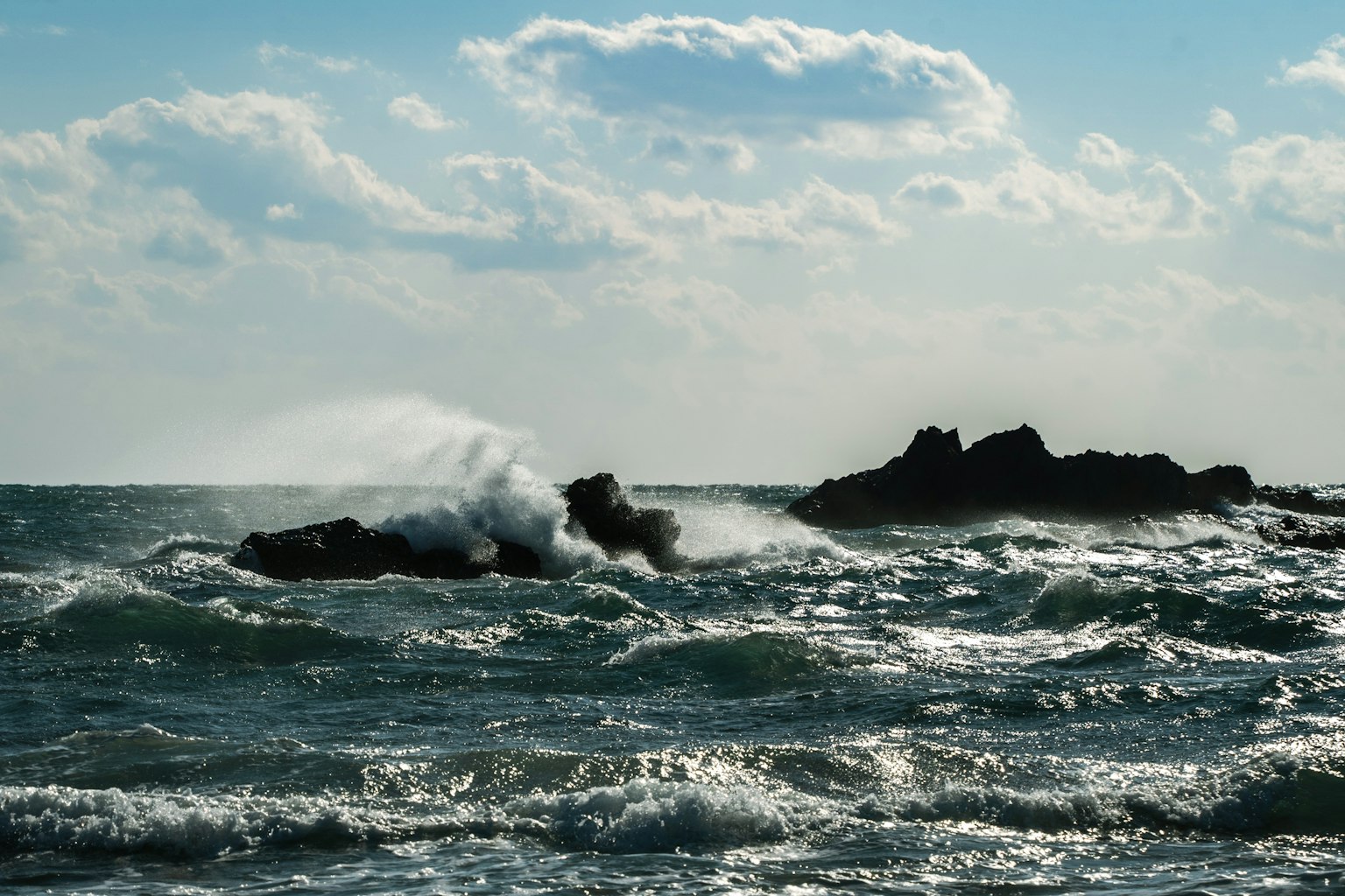 波涛汹涌的海洋景观与岩石波浪拍打岩石
