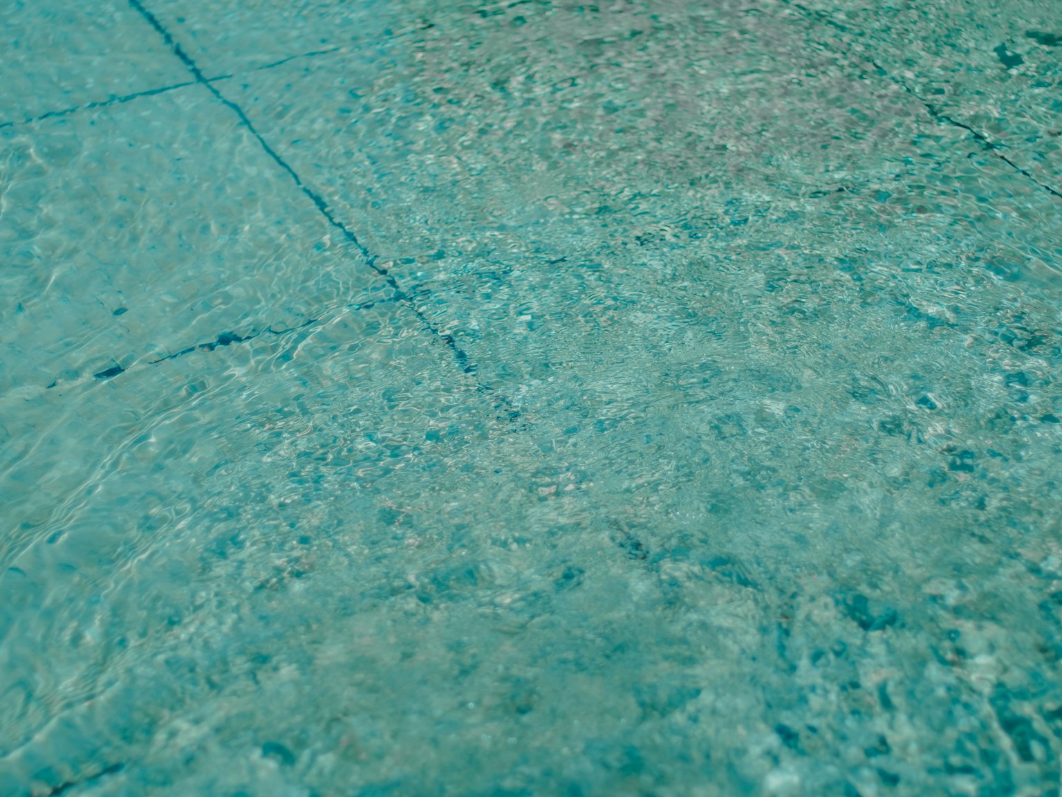 Primo piano della superficie d'acqua blu increspata