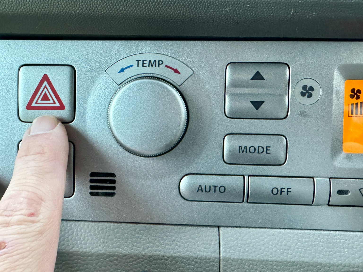 Image en gros plan du panneau de contrôle de la climatisation d'une voiture
