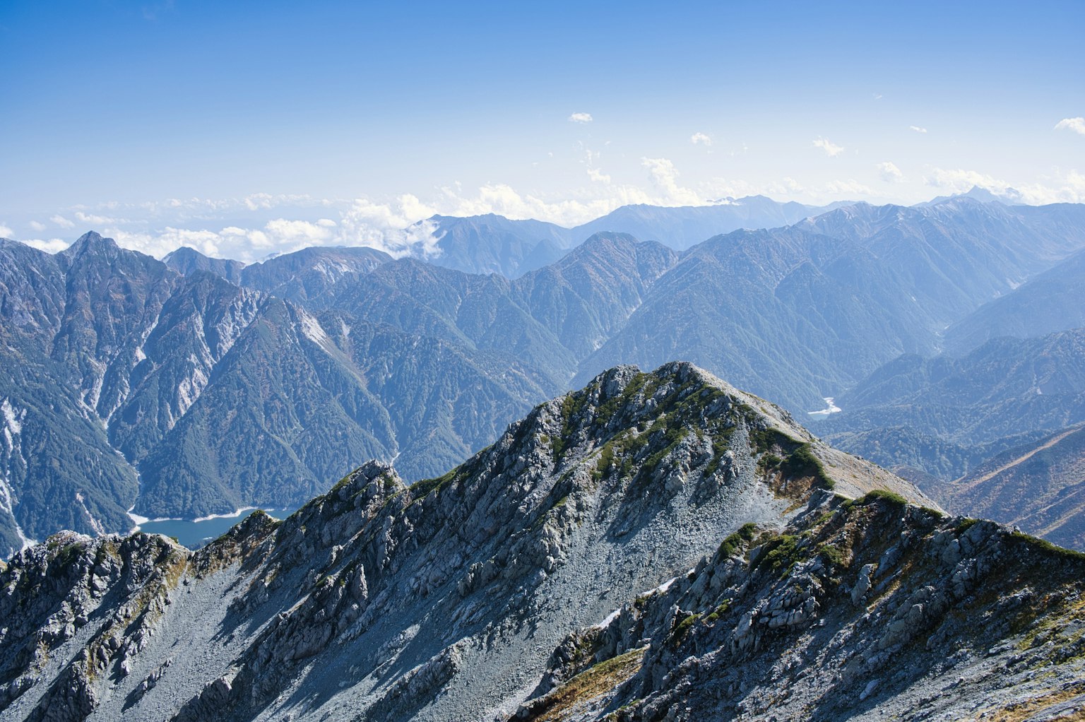 Una vista impresionante de montañas escarpadas bajo un cielo azul claro