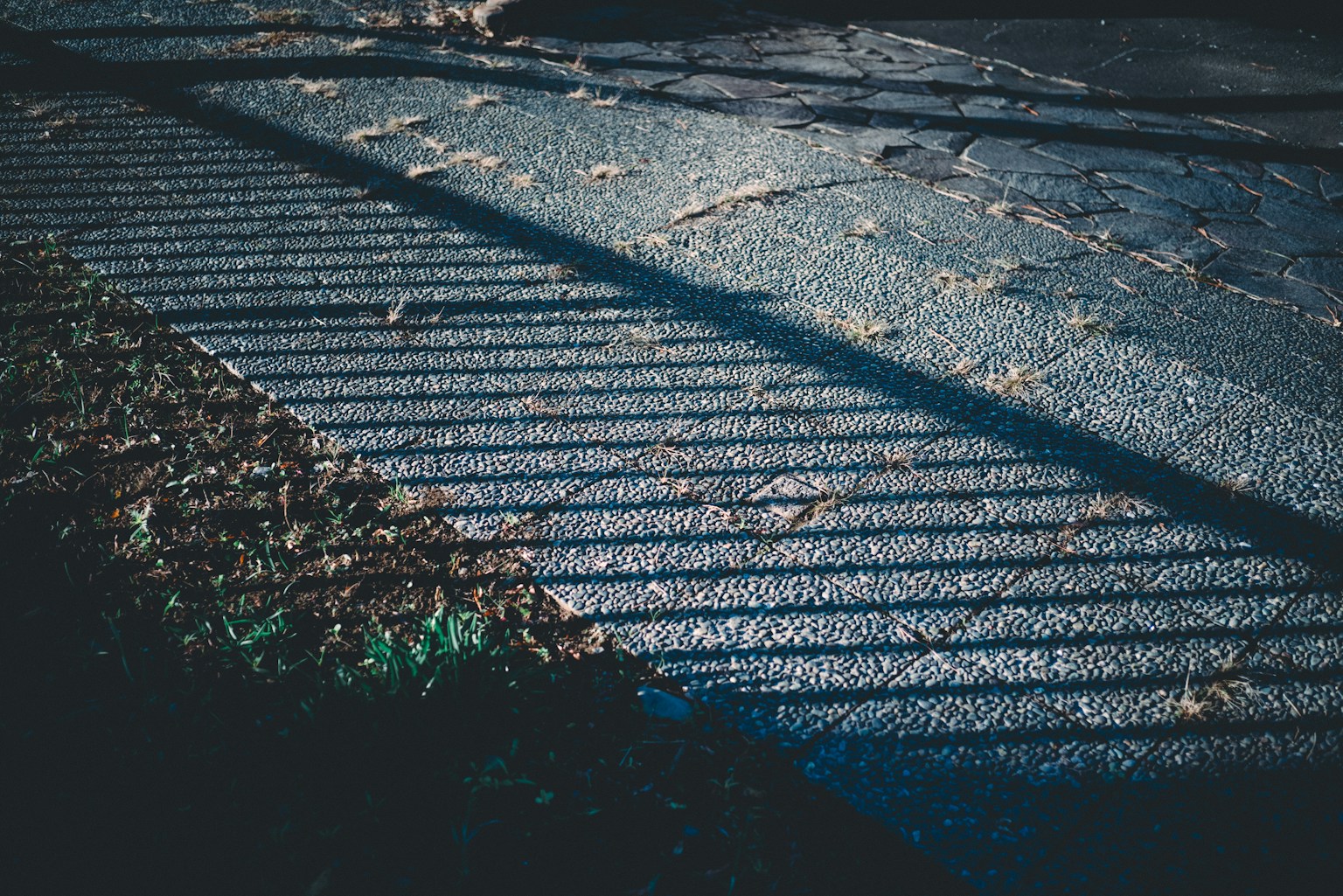 Un paesaggio con strisce d'ombra proiettate sul terreno