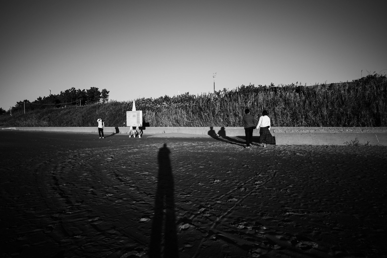 Silhouettes de personnes et ombres dans un paysage en noir et blanc