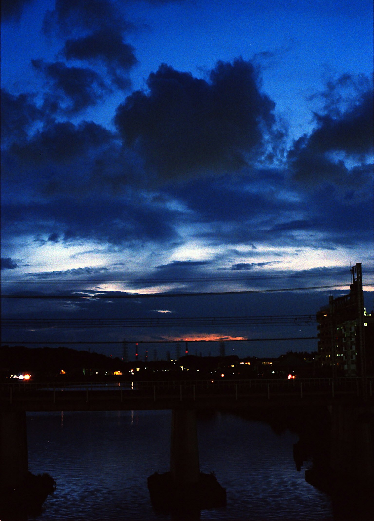 Cielo notturno con nuvole e riflessi sull'acqua