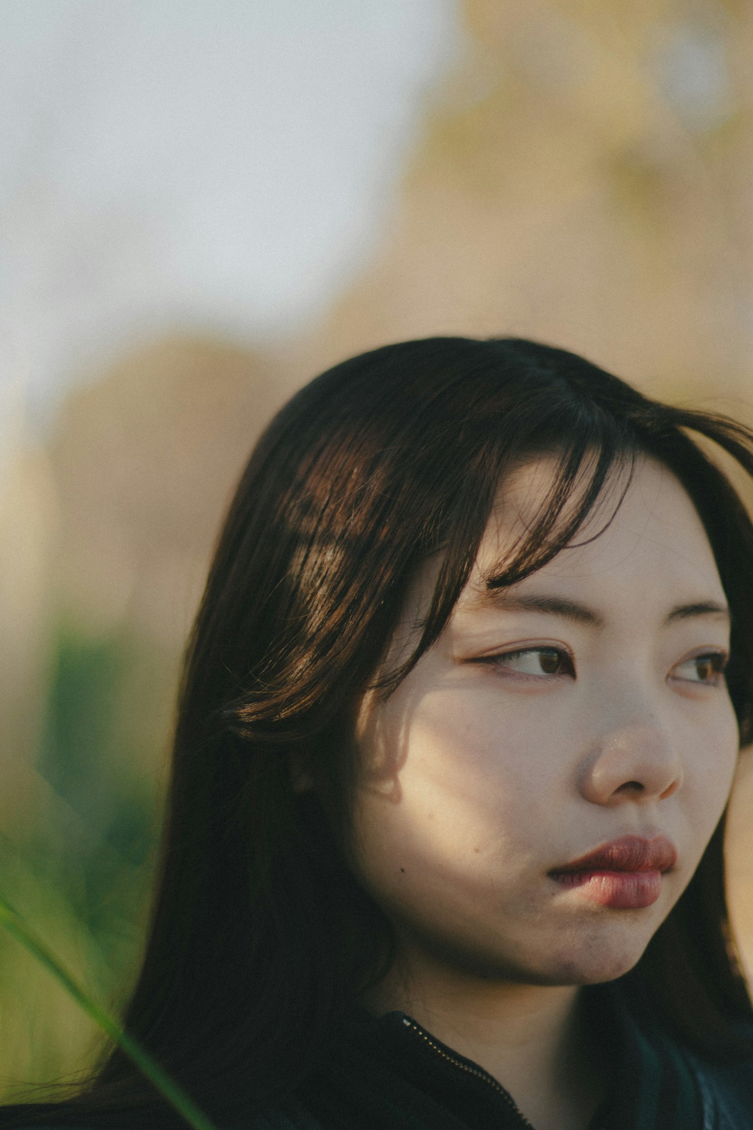 Cận cảnh một người phụ nữ tóc dài trong môi trường tự nhiên