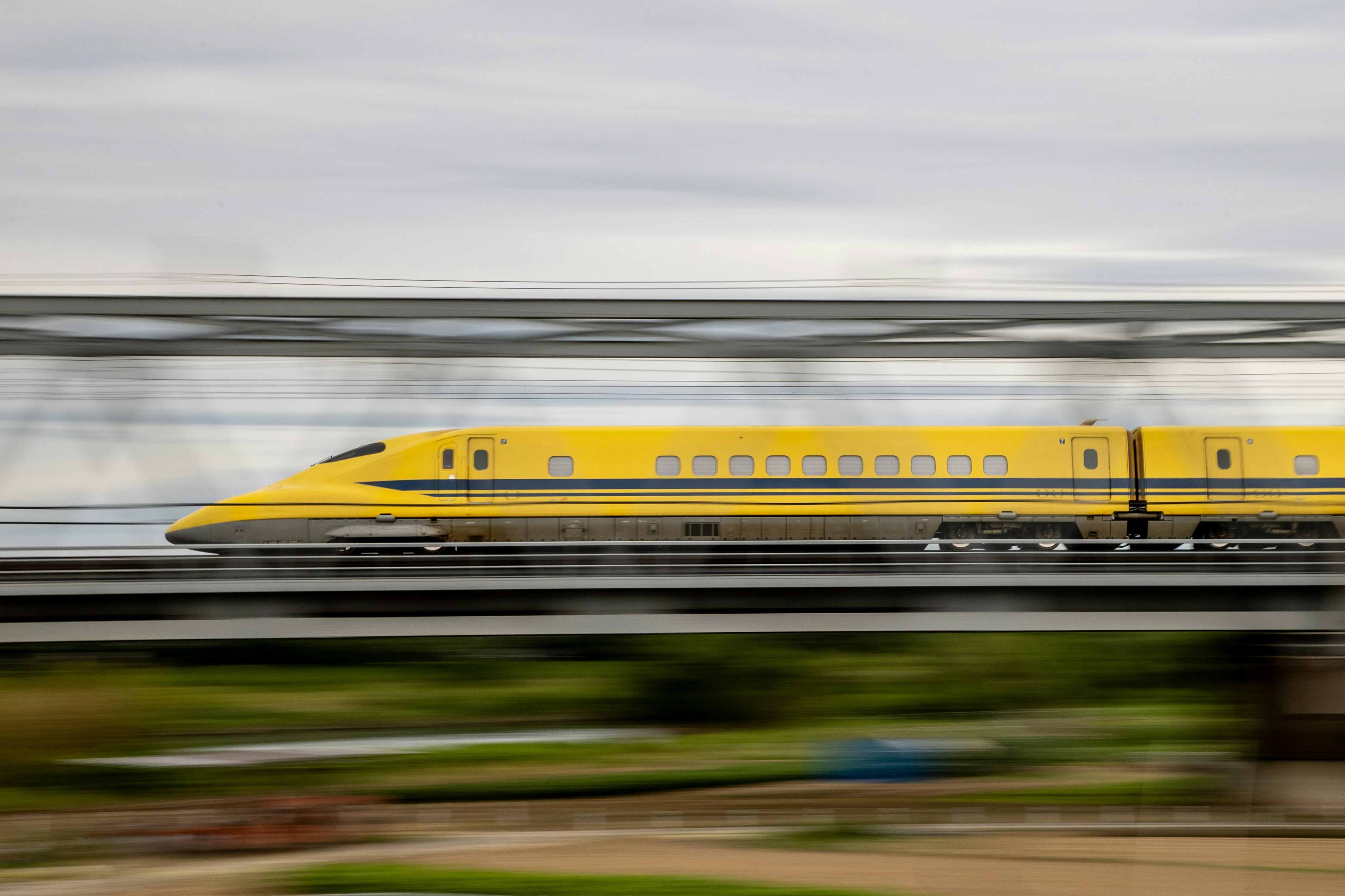 黄色い新幹線「ドクターイエロー」が走行する車窓の流れ