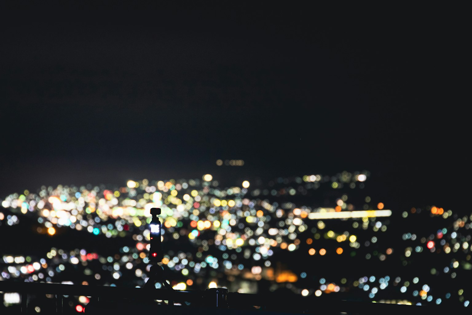 Vue floue d'une ville la nuit avec des lumières scintillantes