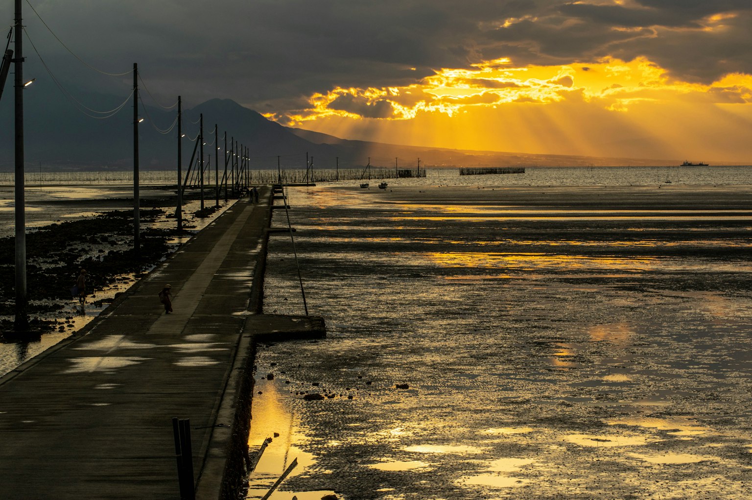 Bellissimo tramonto sul mare con un molo tranquillo