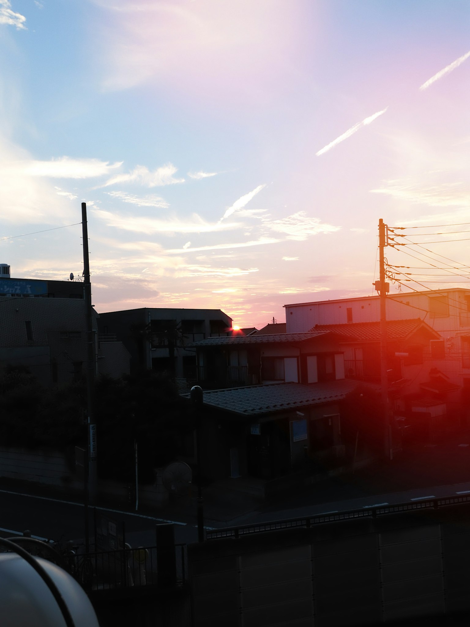 Paysage avec un ciel de coucher de soleil et des bâtiments