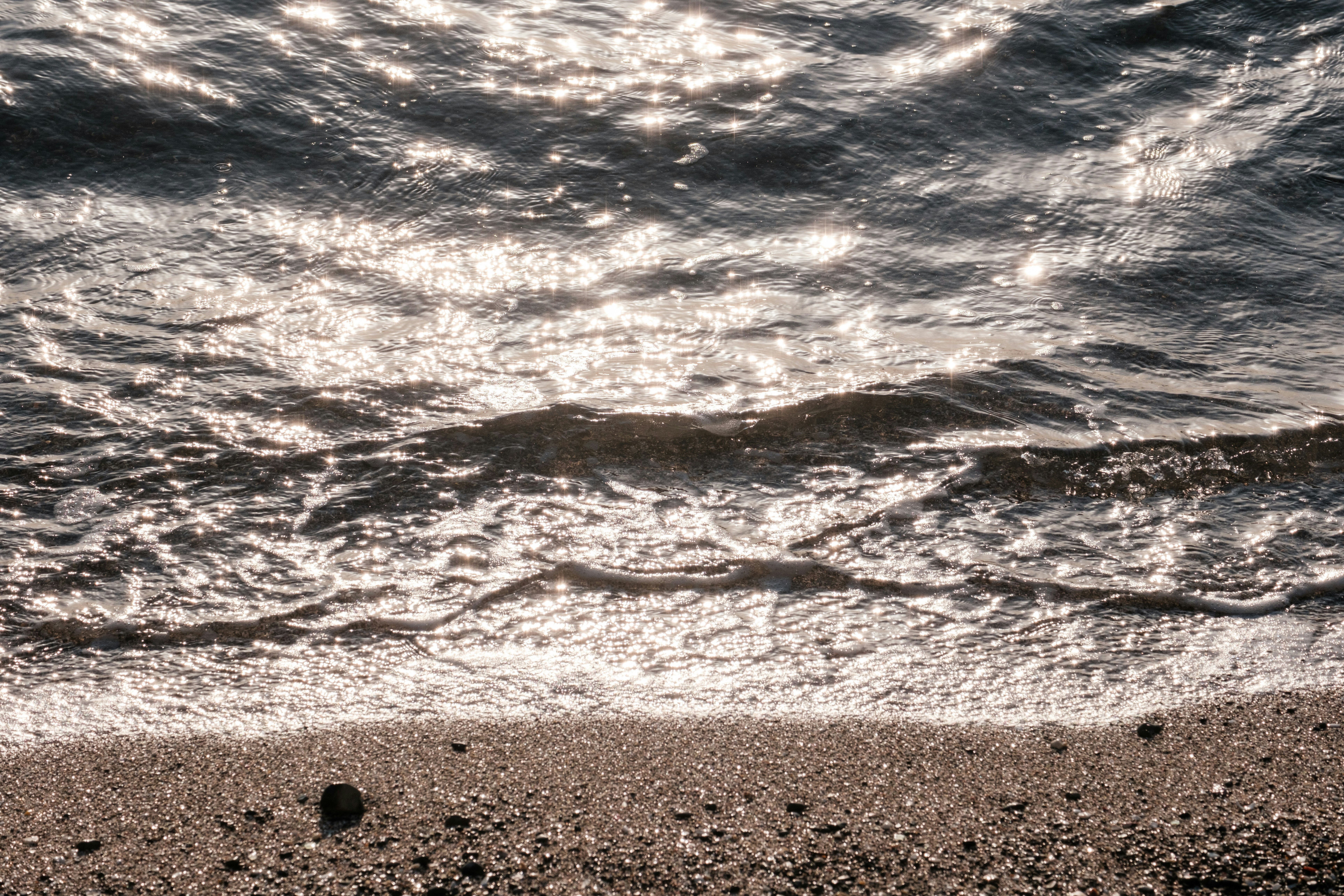 luce del mare sulle onde e sulla spiaggia sabbiosa