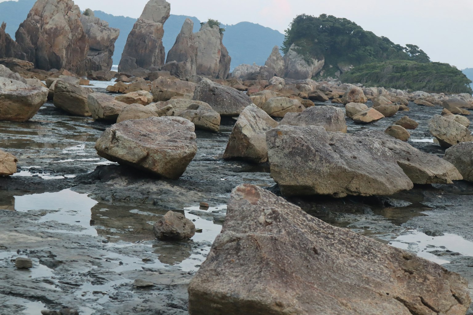 Paysage côtier avec de grandes roches et une eau calme