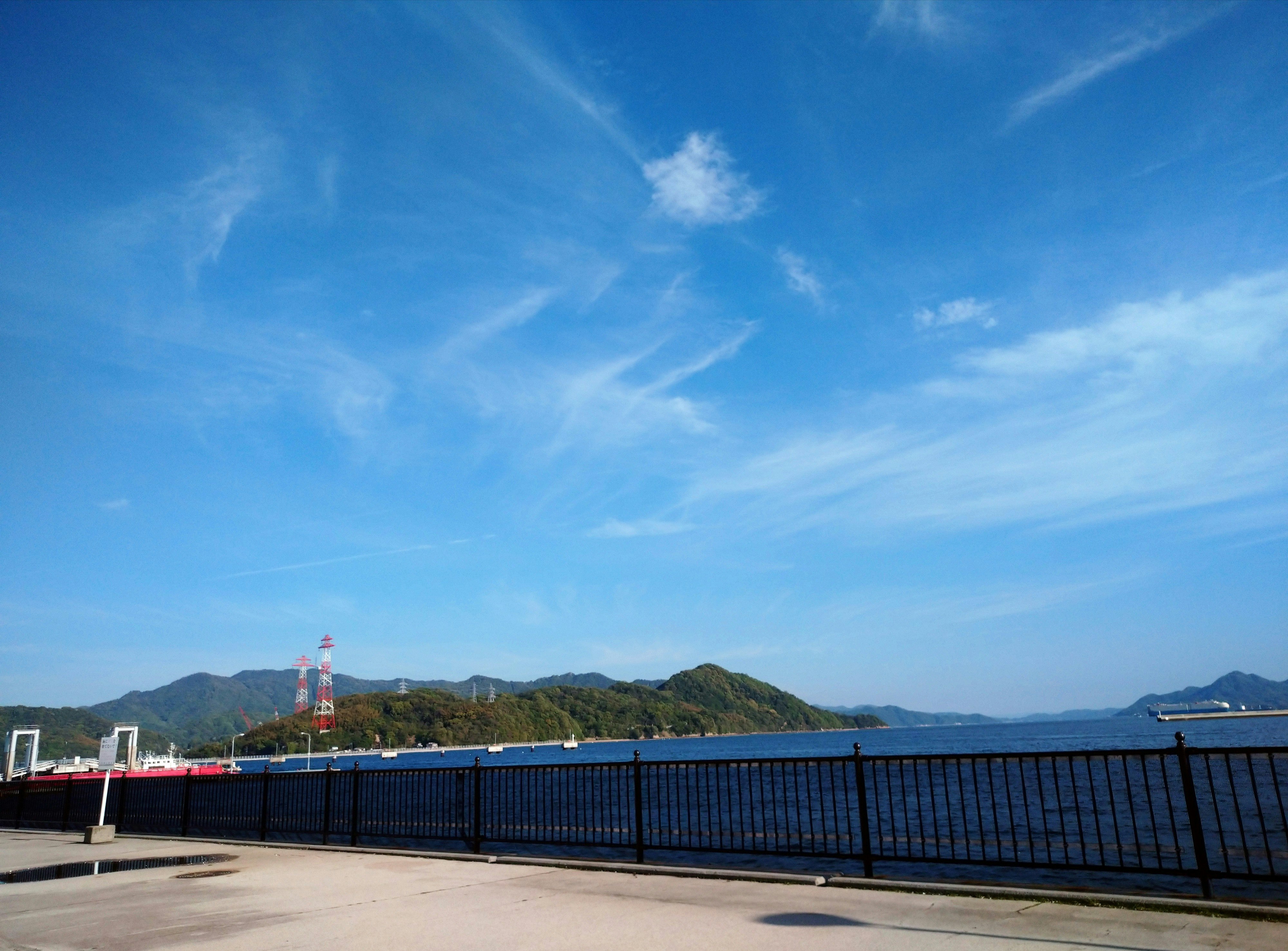 蓝天下面向大海的观景平台与地平线