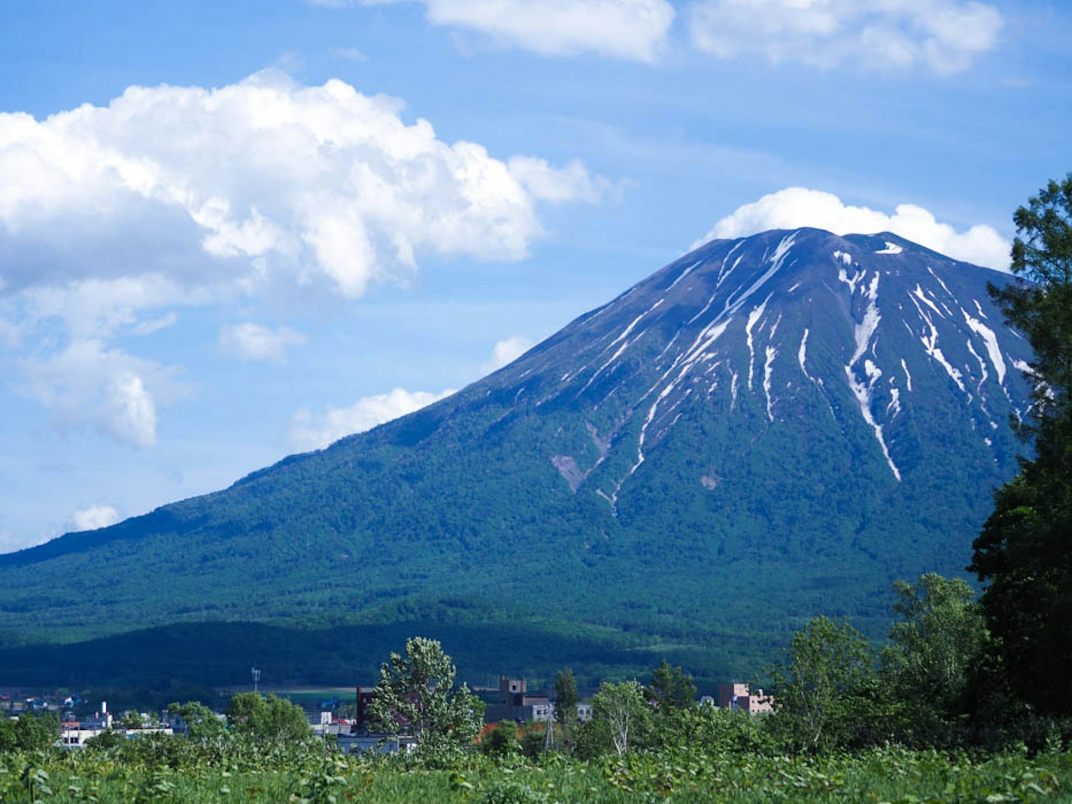ภูเขาหิมะใต้ท้องฟ้าสีฟ้าที่สวยงาม
