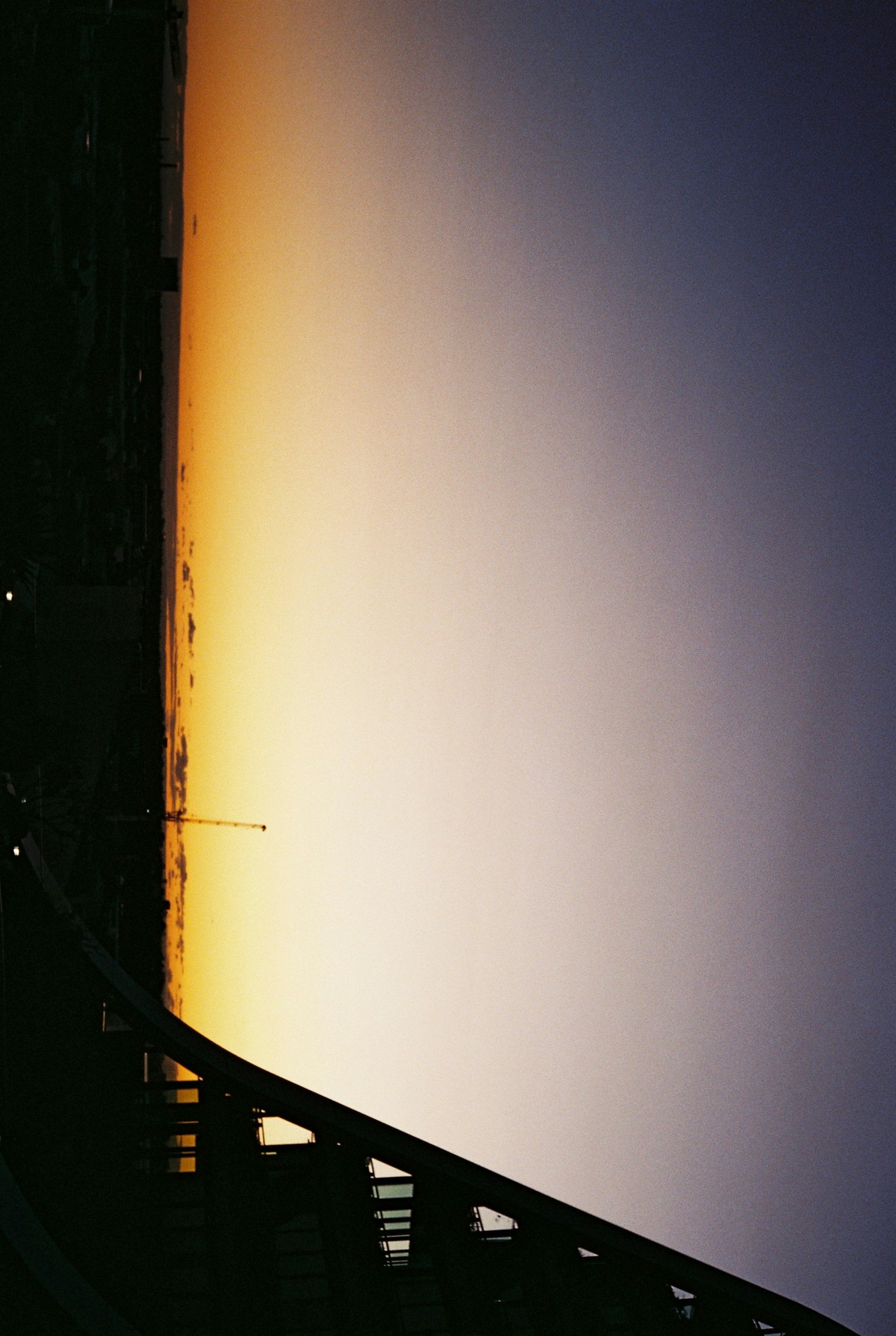 夕焼けの空と鉄道の線路が見える風景