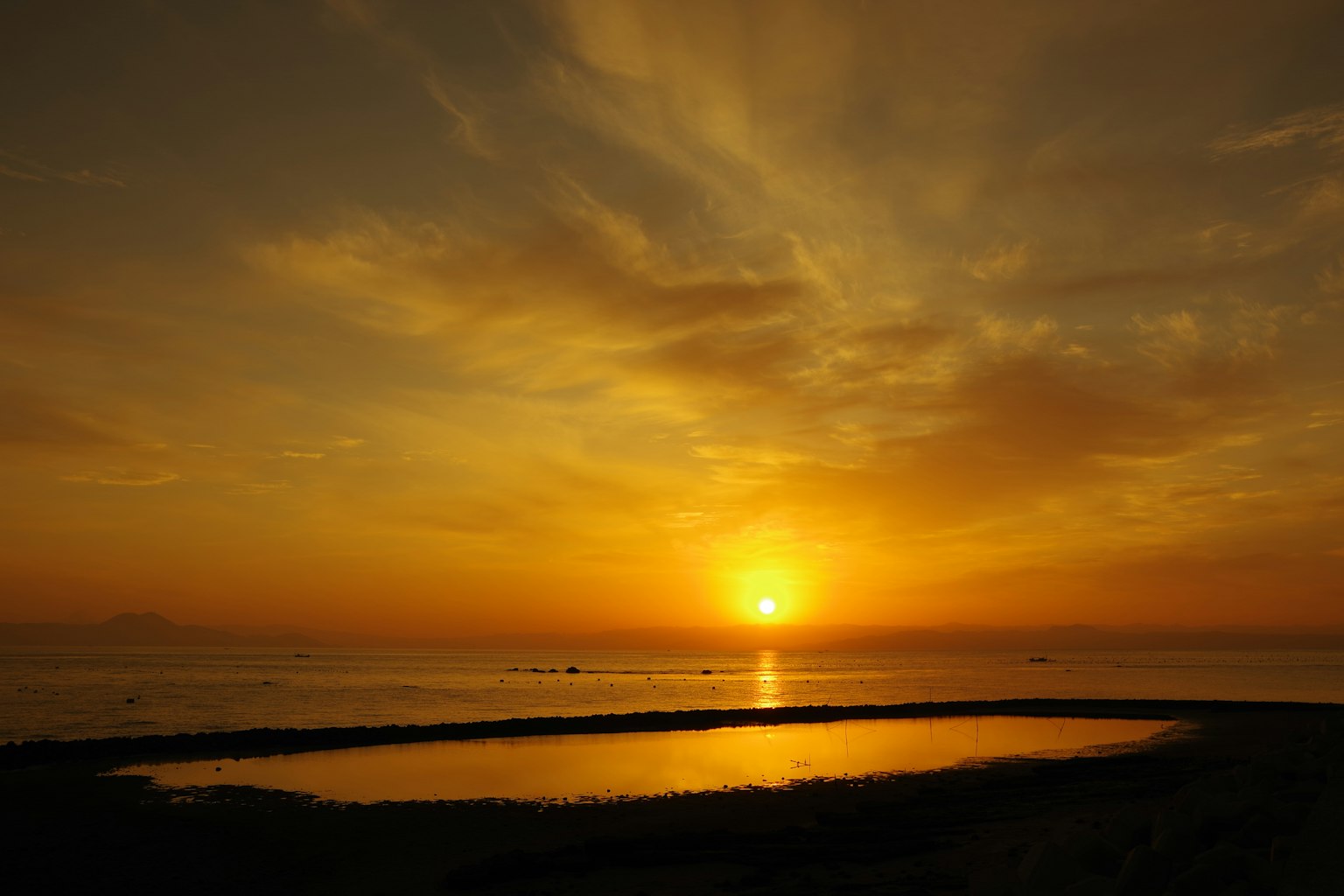 海上日落的美麗風景和橙色天空