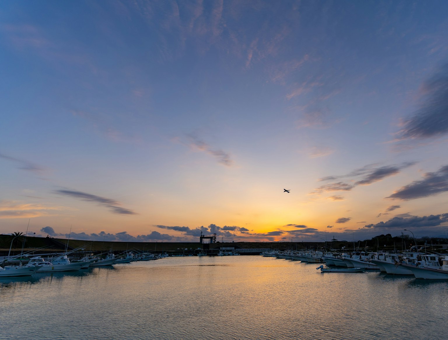 Paysage magnifique avec coucher de soleil et nuages se reflétant sur l'eau calme