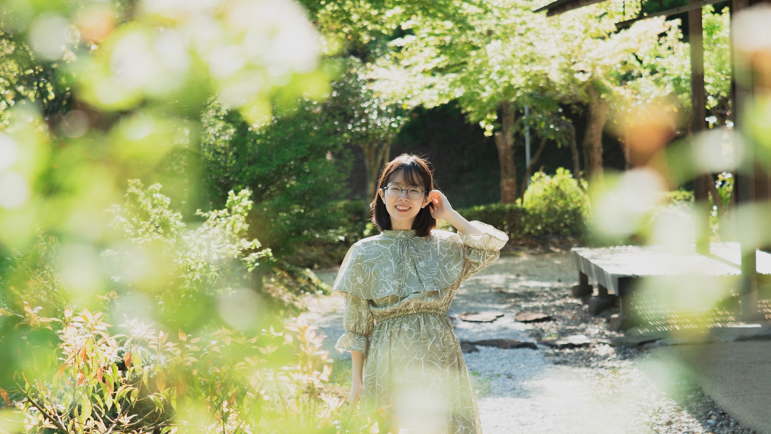 一名女性在郁郁蔥蔥的背景中擺姿勢