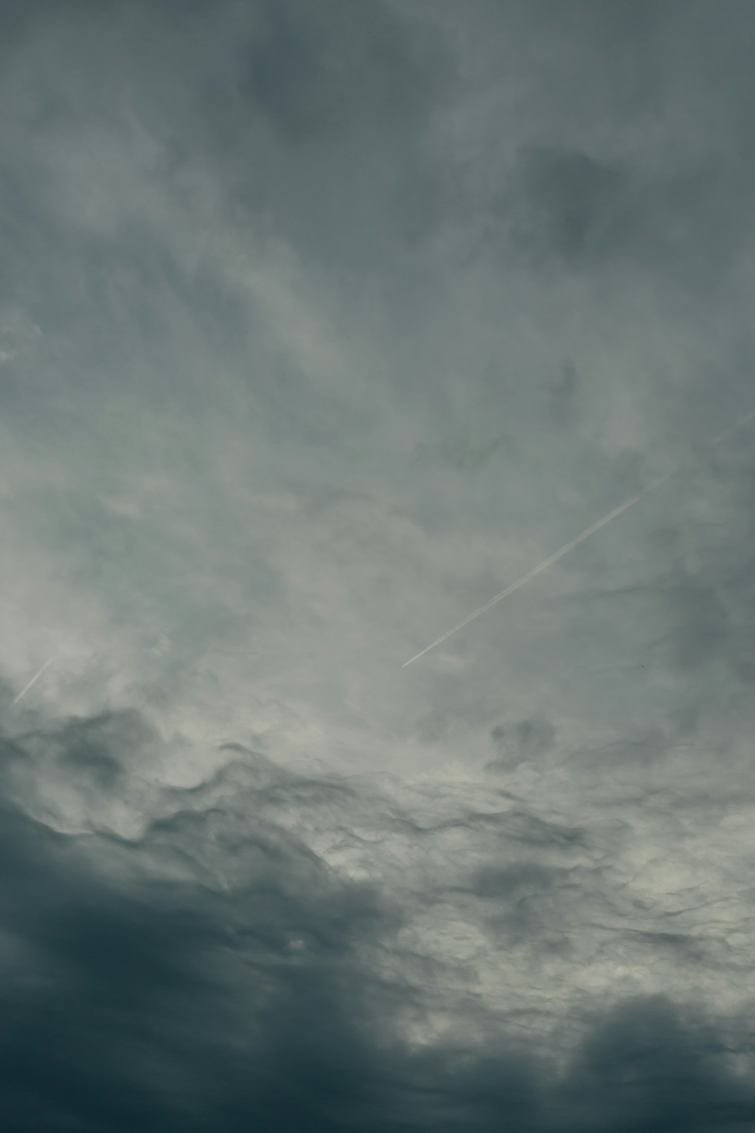 Un ciel d'humeur rempli de nuages sombres
